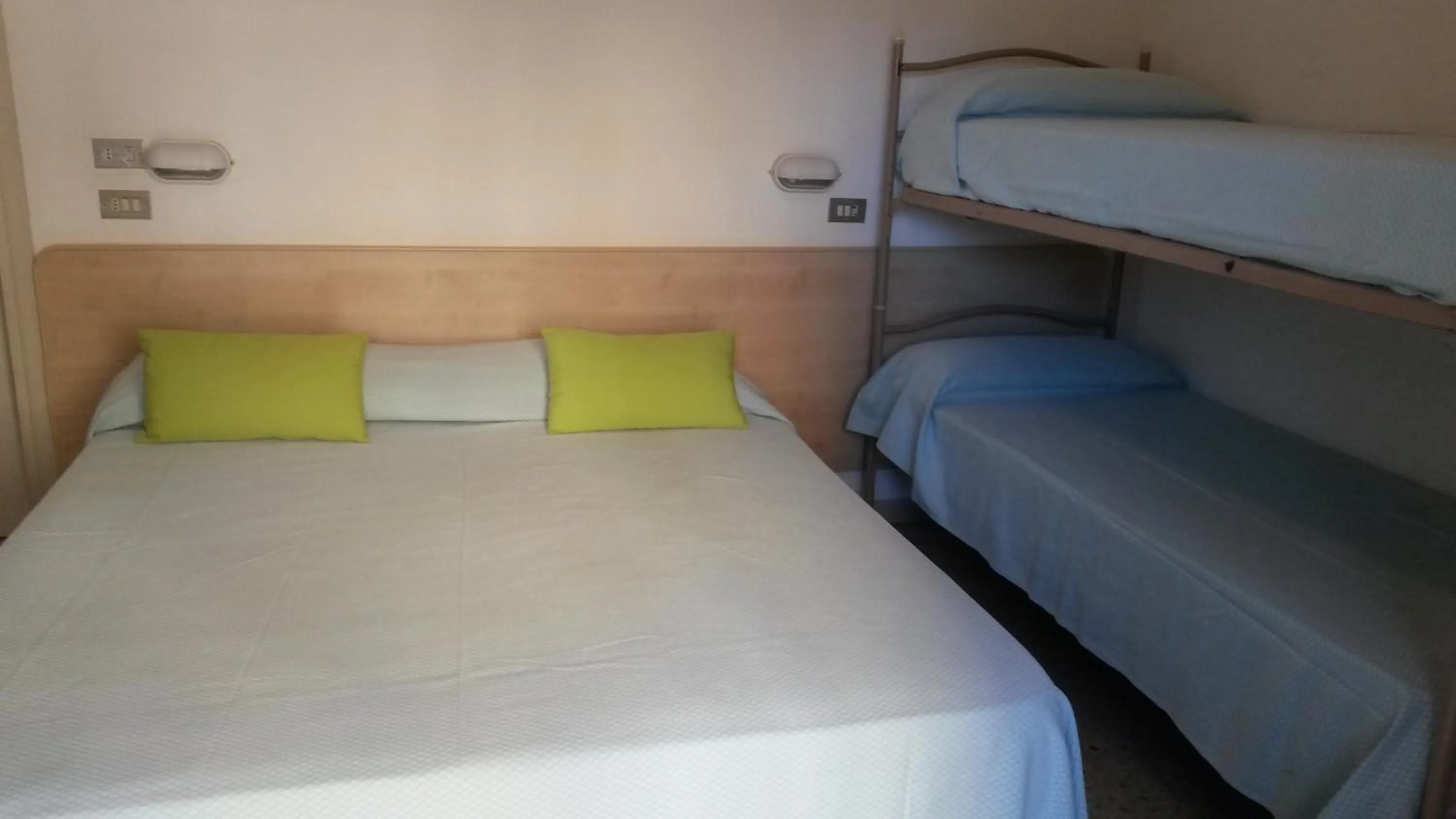 bunk bed in Hotel Niagara