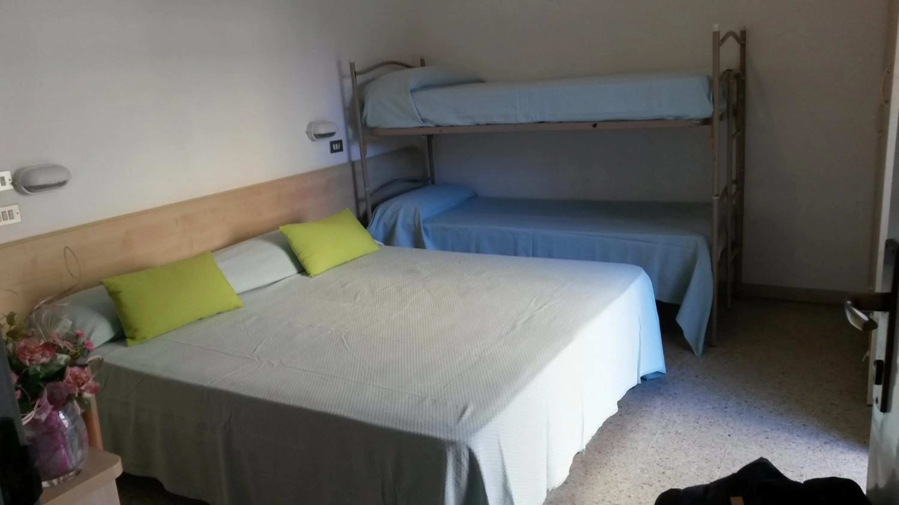 bunk bed in Hotel Niagara