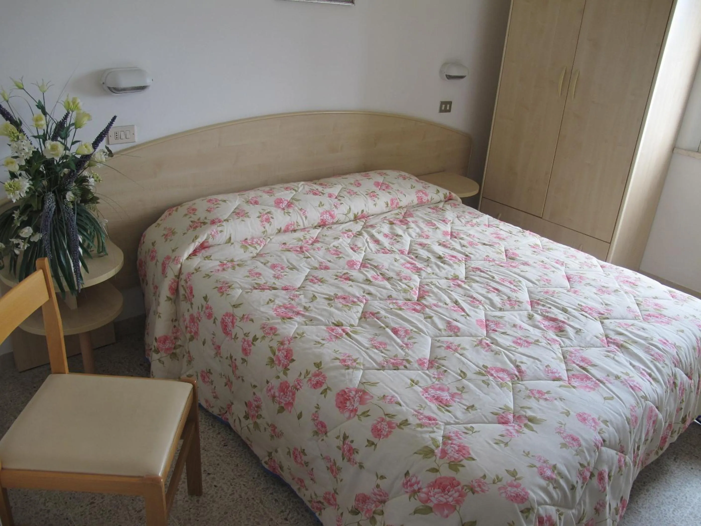 Photo of the whole room in Hotel Niagara