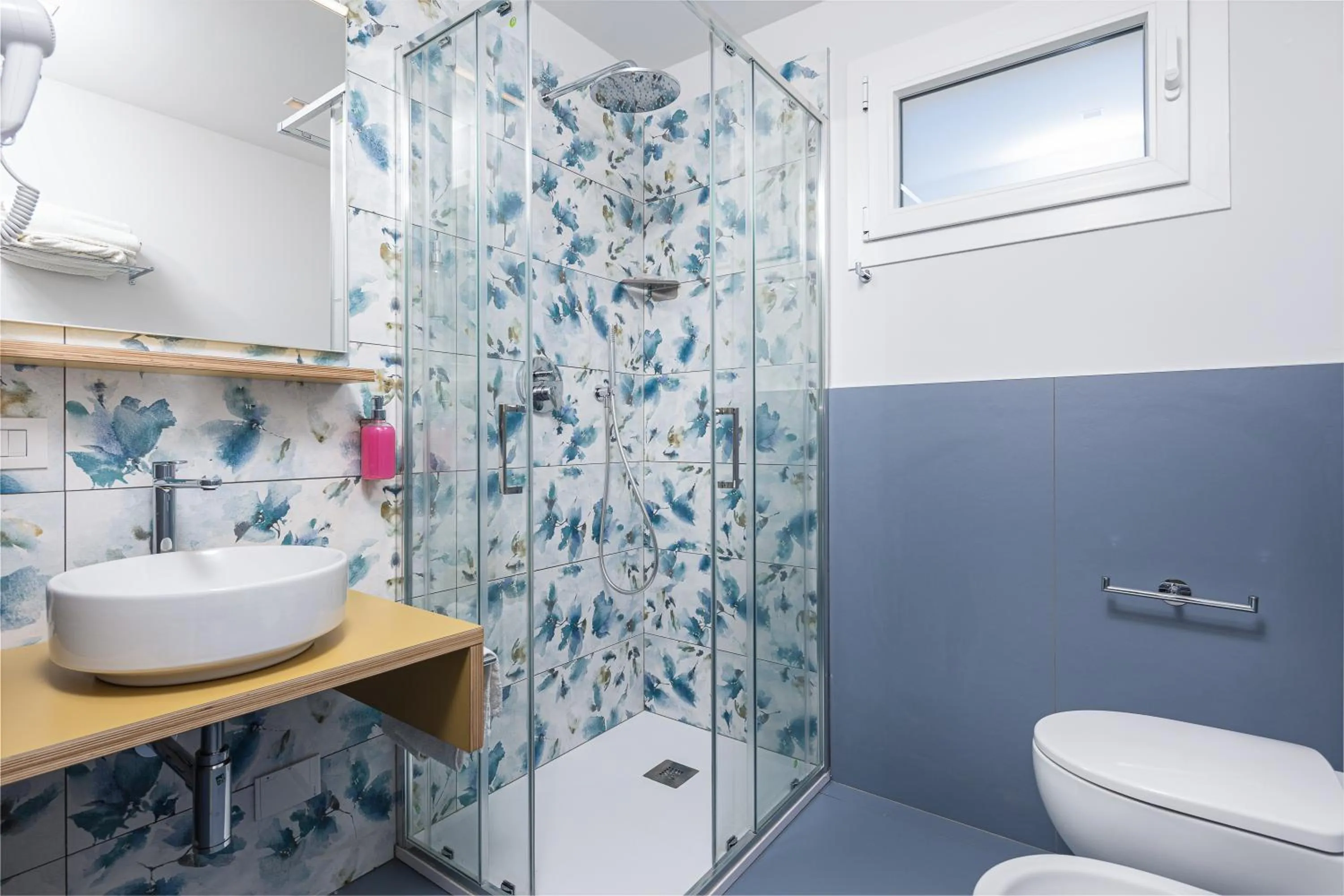 Shower in Hotel Niagara