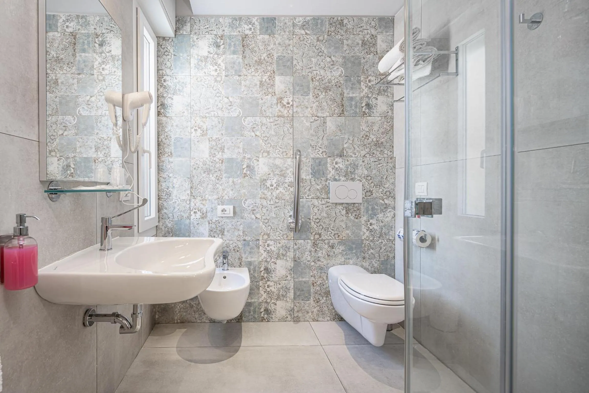 Shower in Hotel Niagara