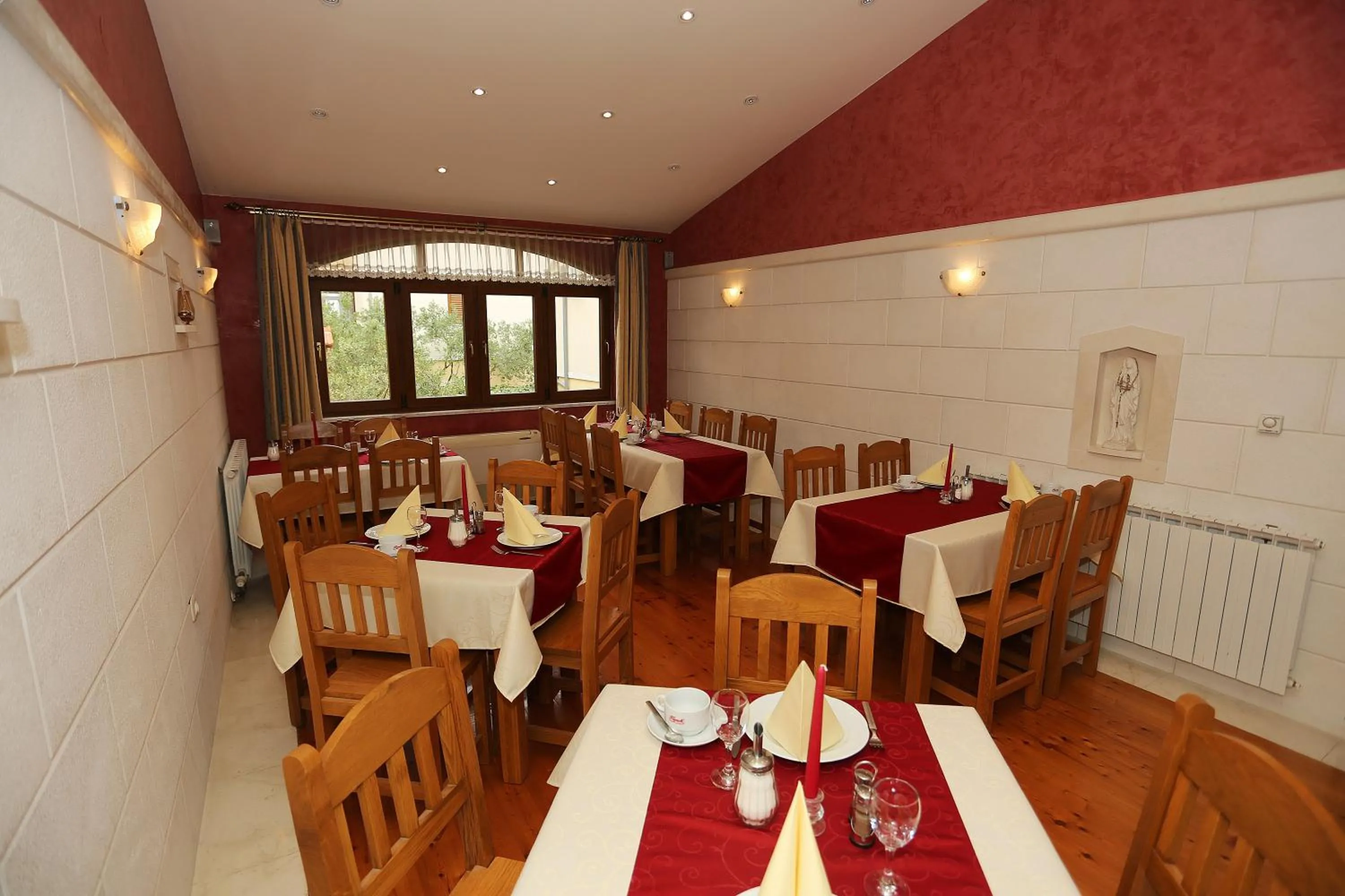 Restaurant/places to eat in Villa Ivana