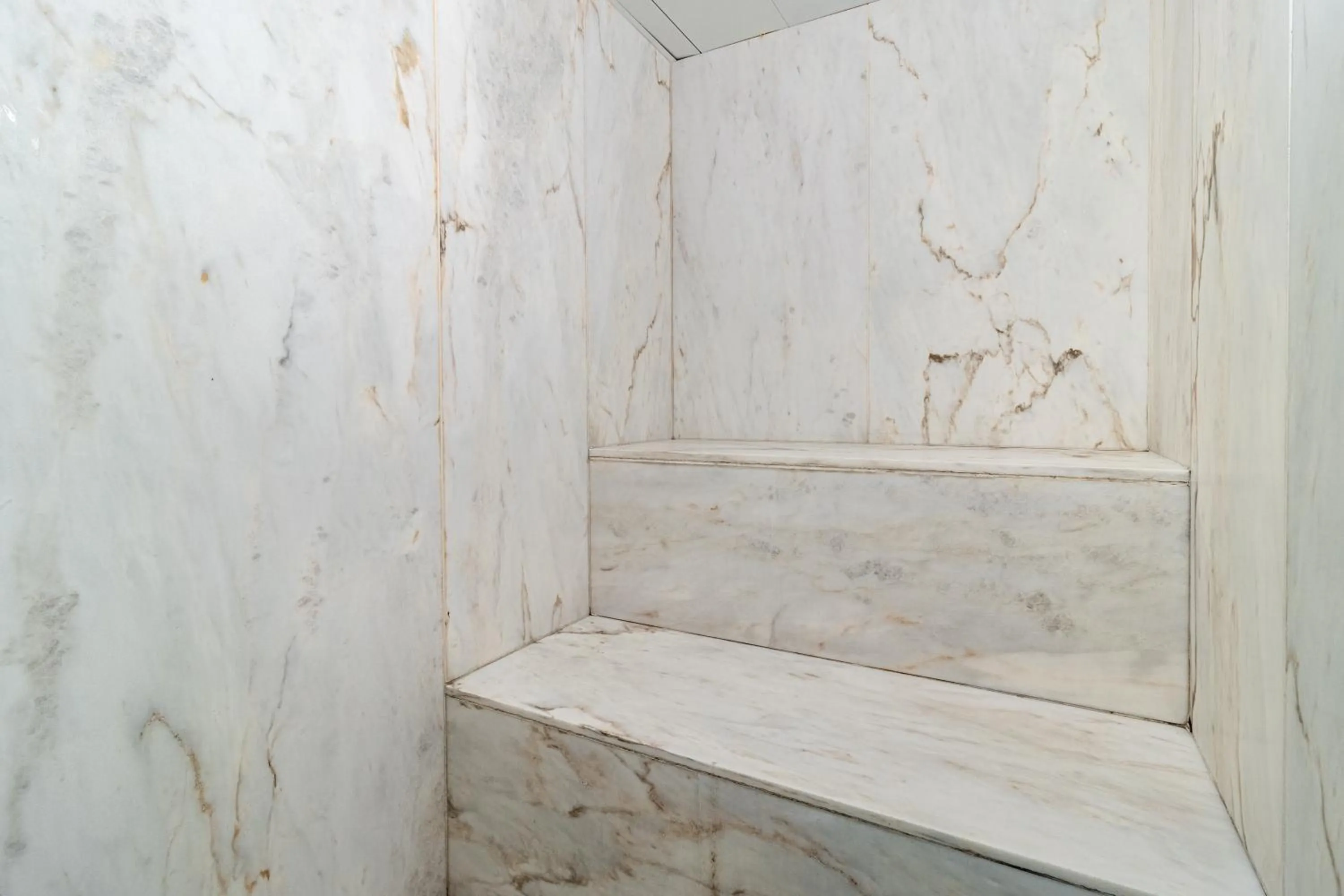 Steam room in Hotel La Fontaine