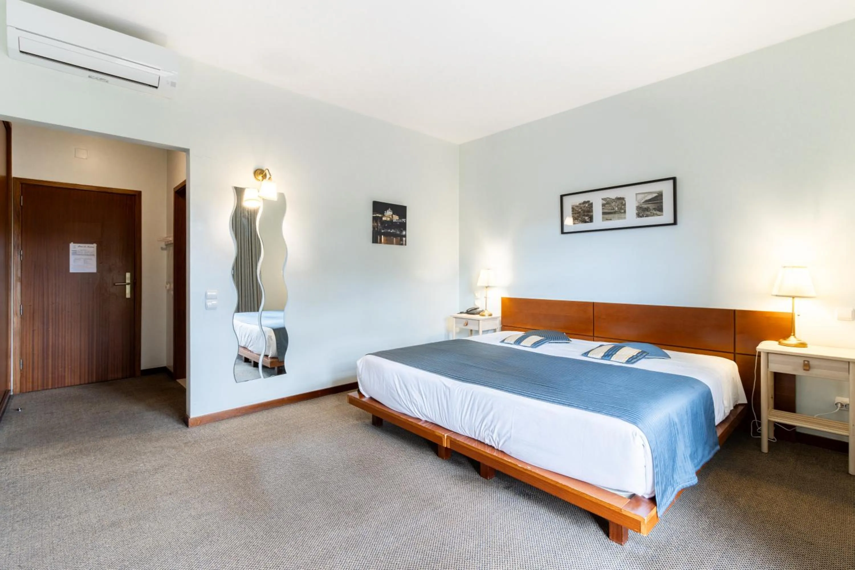 Bed in Hotel La Fontaine