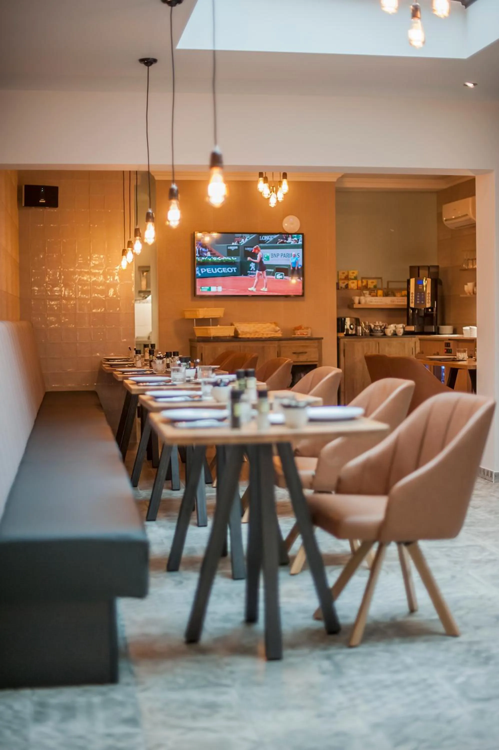 Restaurant/places to eat in Boutique Hotel Caelus VII