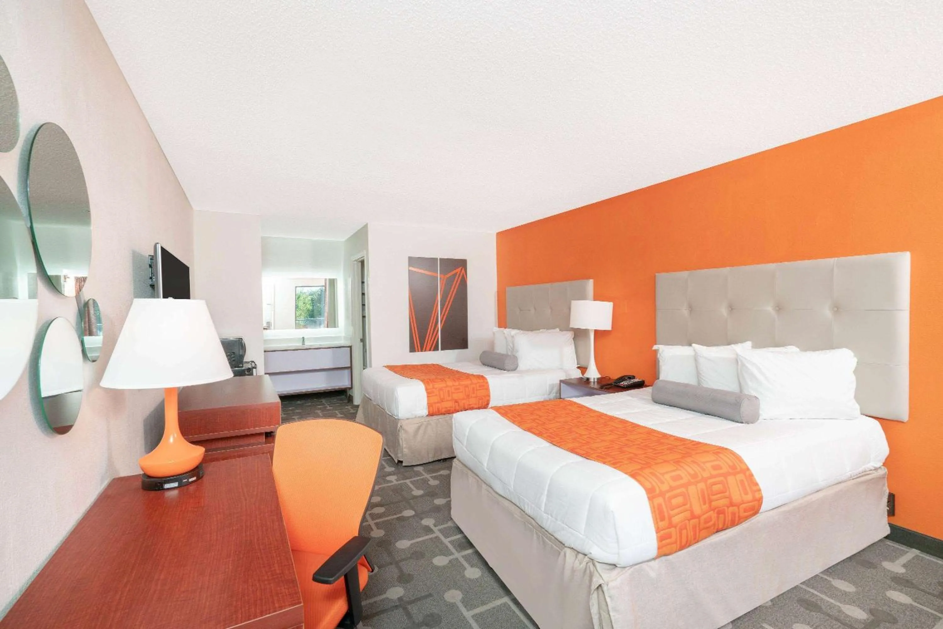 Photo of the whole room, Bed in Howard Johnson by Wyndham Aiken