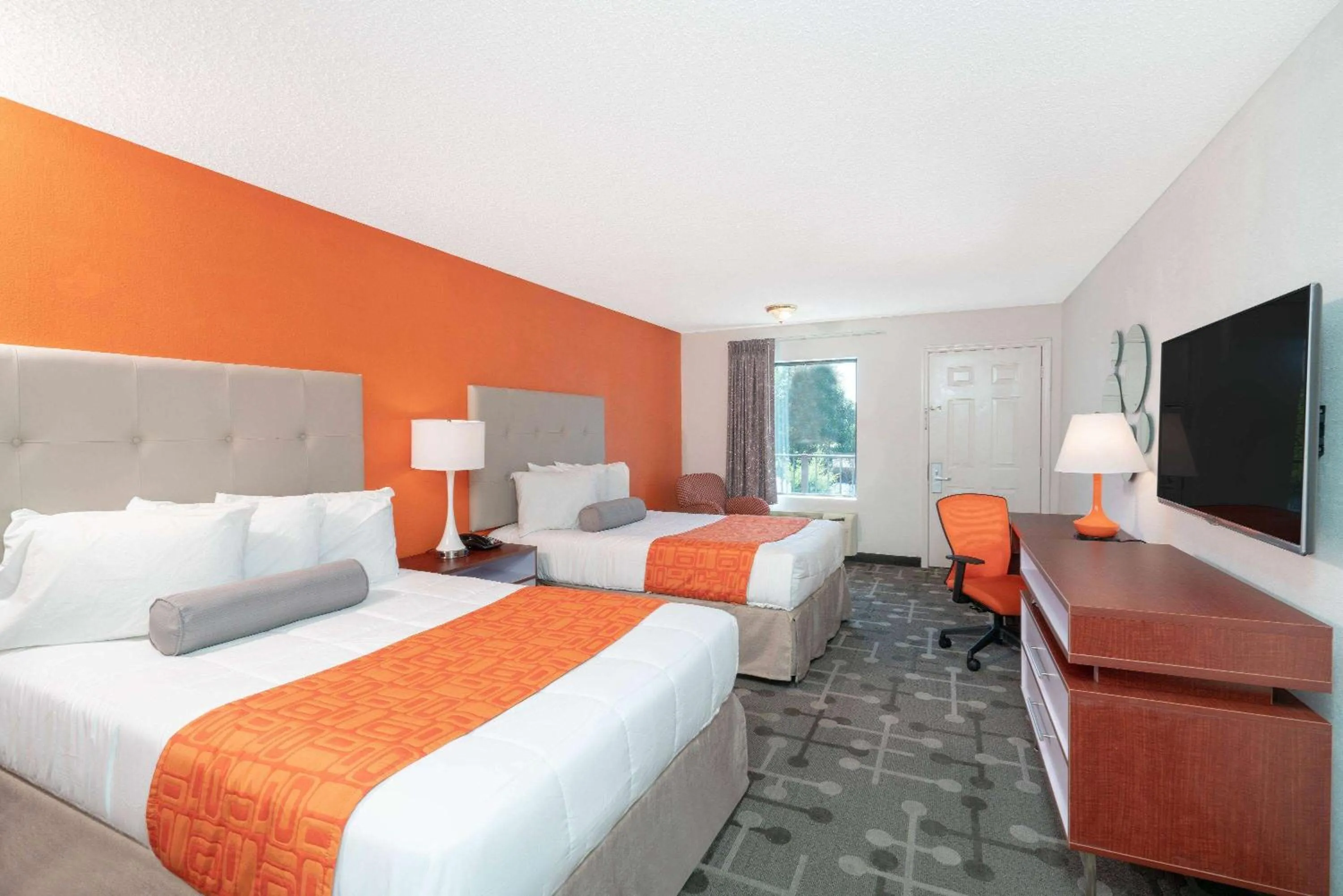 Photo of the whole room, Bed in Howard Johnson by Wyndham Aiken