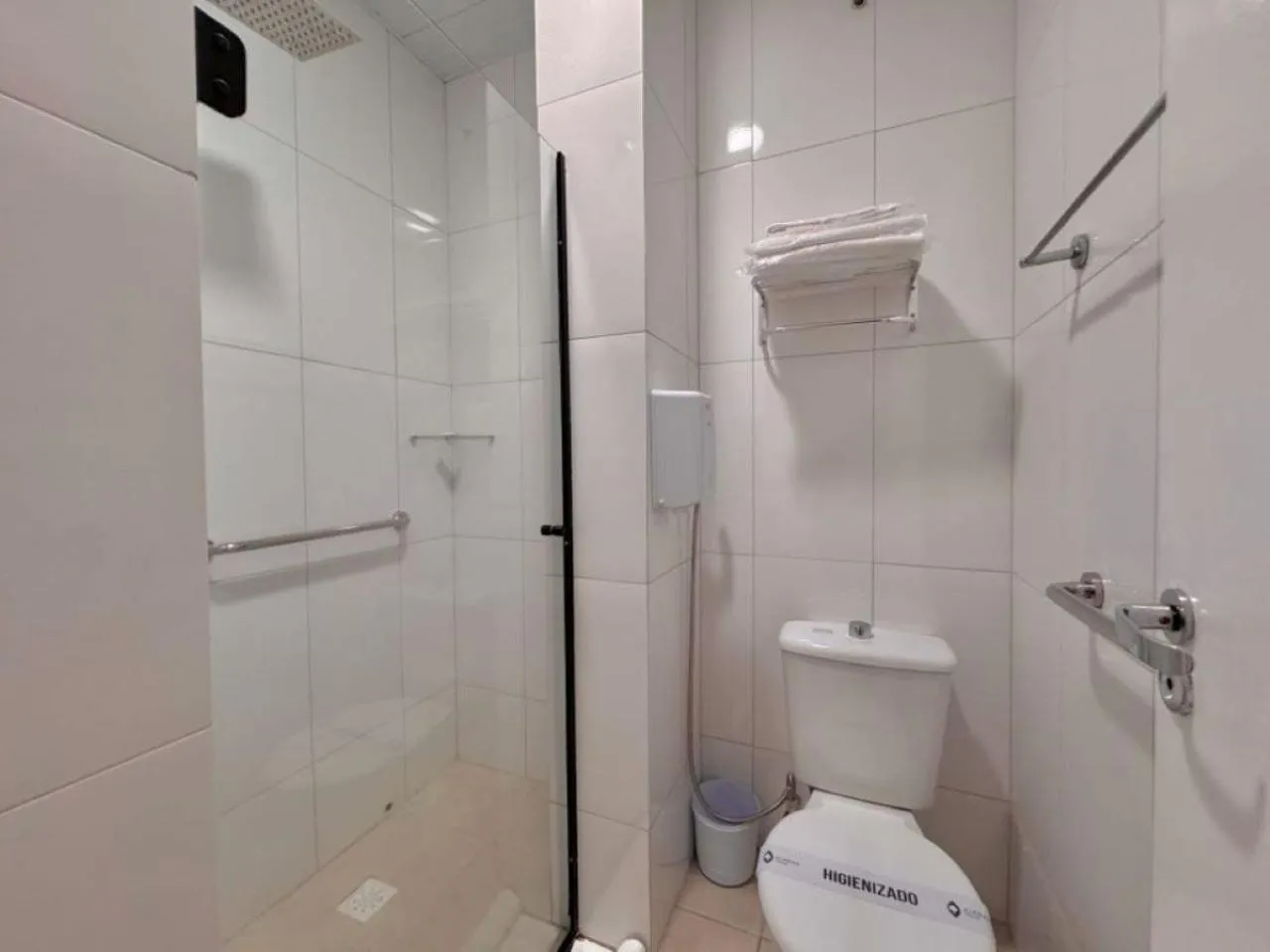 Toilet in Igaras Hotel