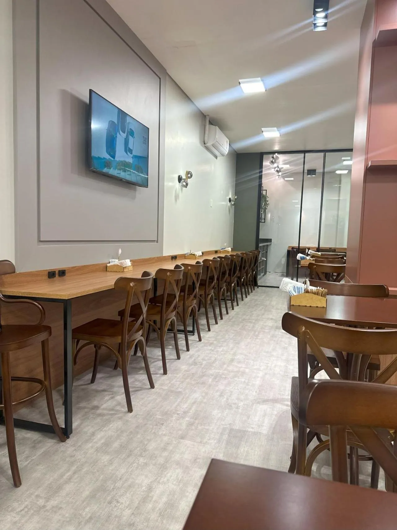 Restaurant/places to eat in Igaras Hotel