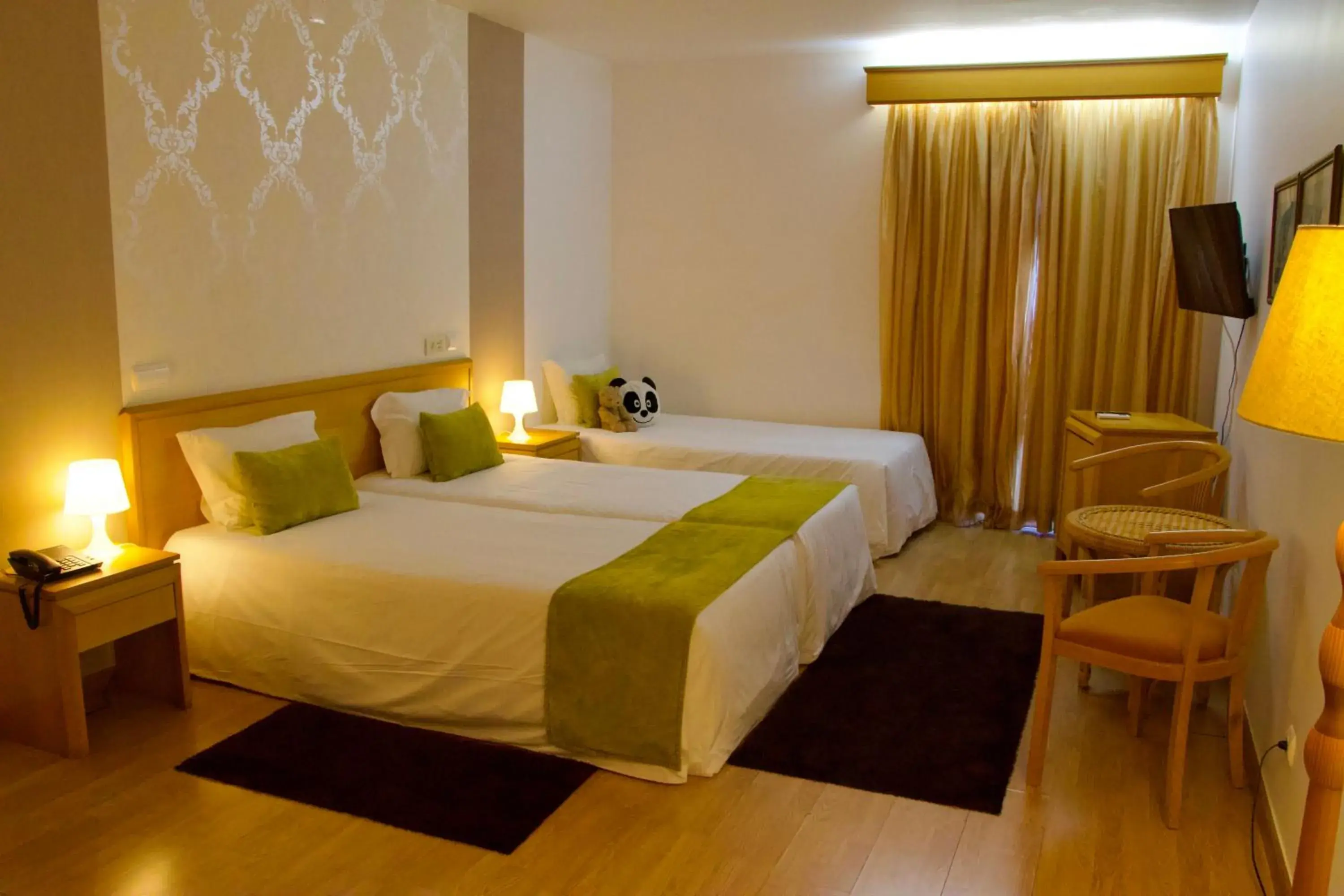 Twin Room with Extra Bed (3 Adults) in Hotel Eurosol Alcanena Twin Room with Extra Bed (3 Adults) in Hotel Eurosol Alcanena