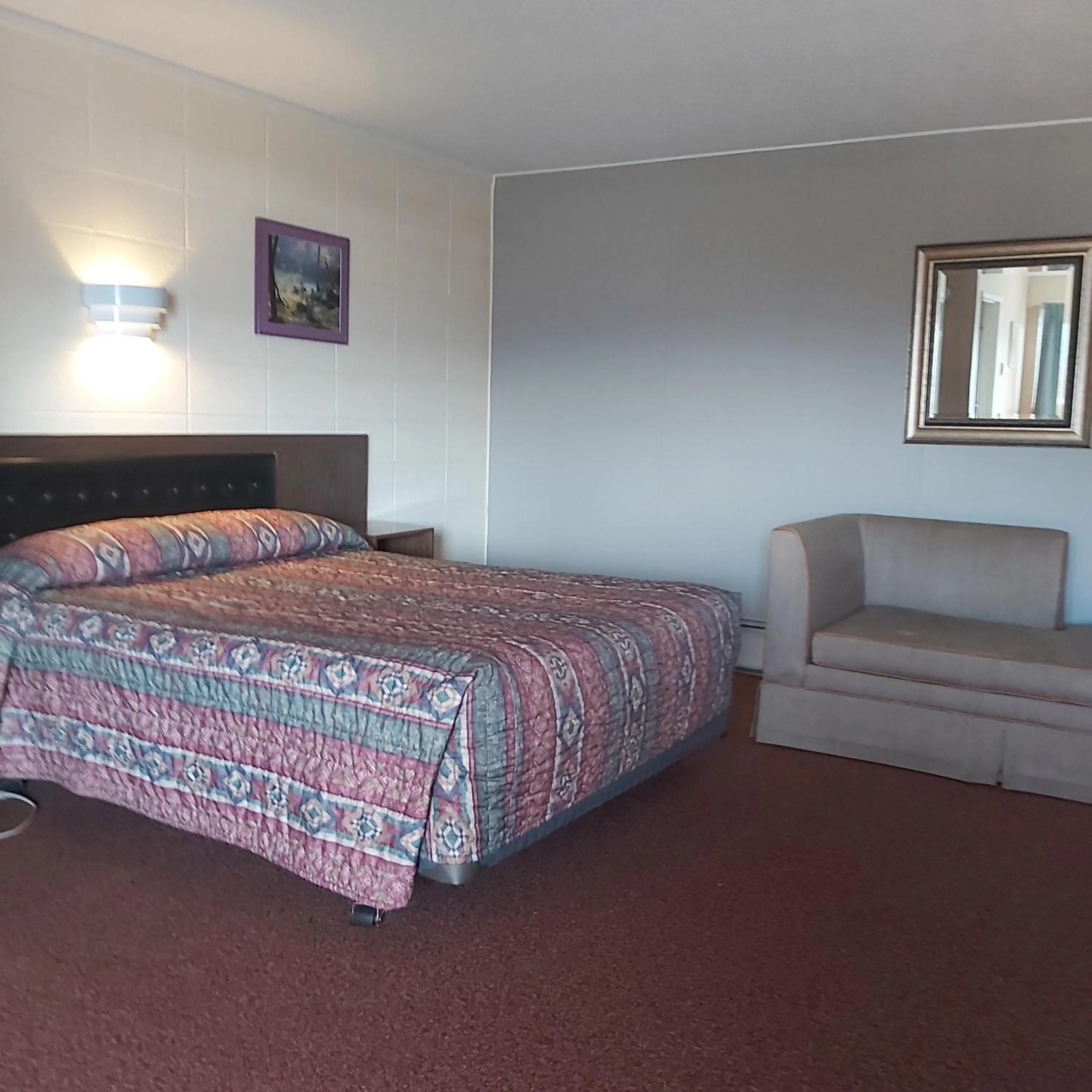 Bed in Alpine Lodge Motel & Restaurant