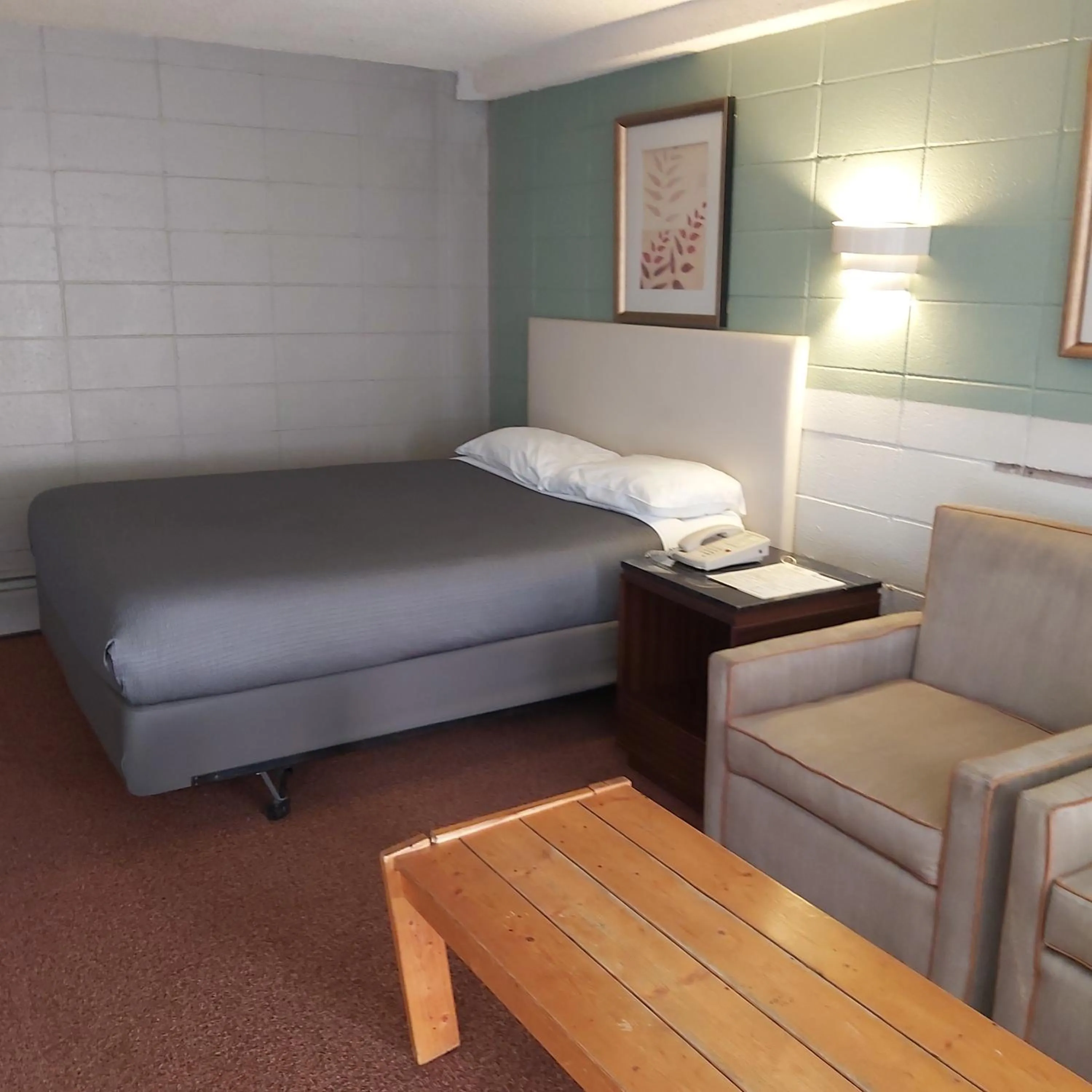 Bed in Alpine Lodge Motel & Restaurant