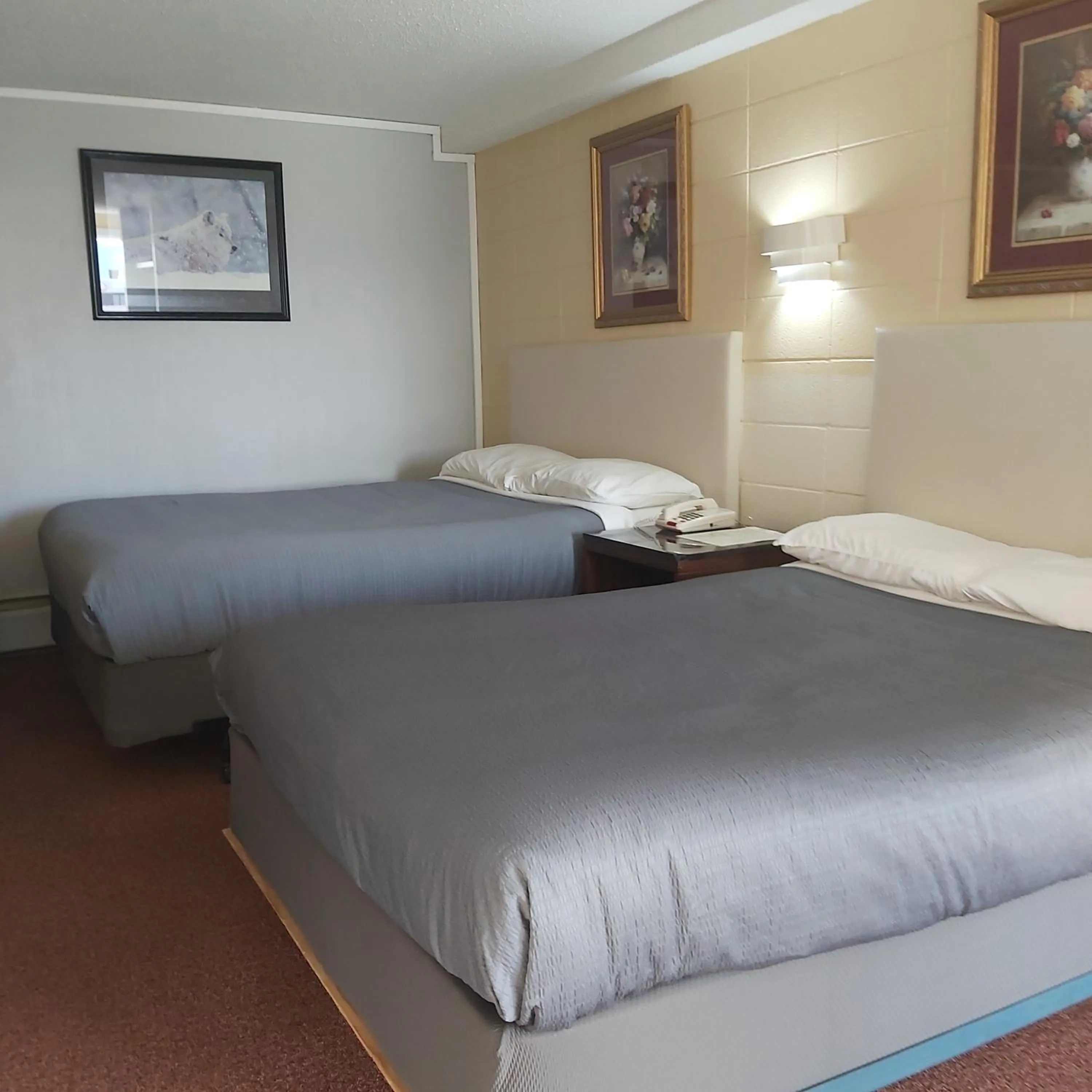 Bed in Alpine Lodge Motel & Restaurant