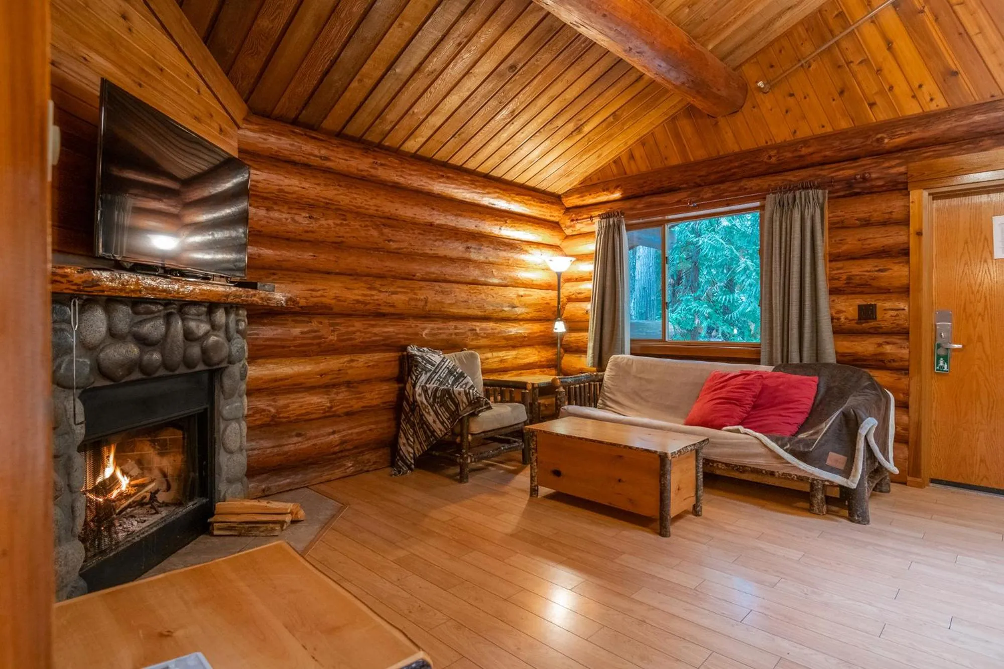 Living room in Tigh-Na-Mara Seaside Spa Resort