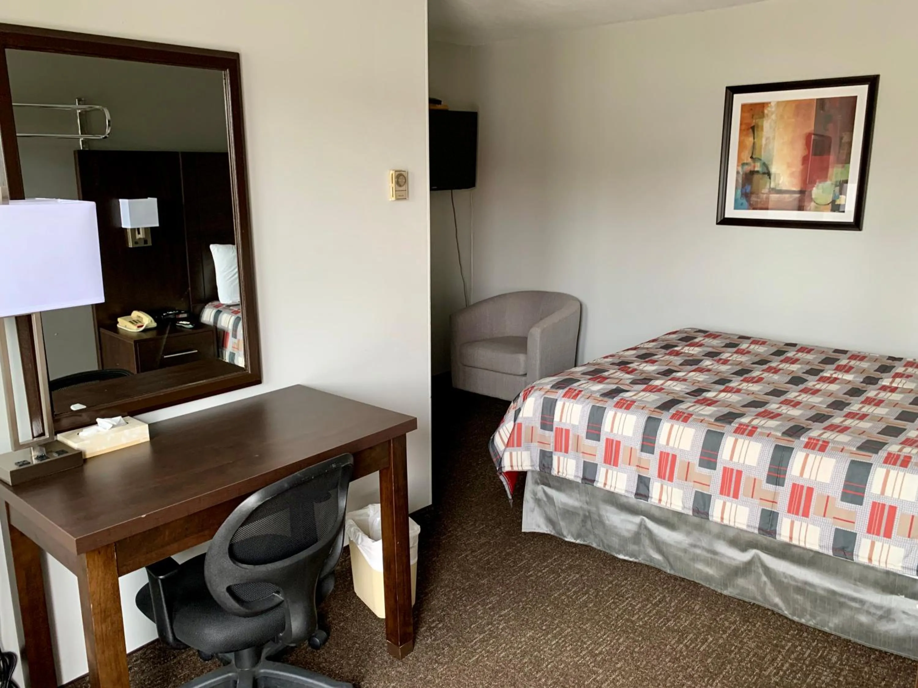 Bedroom, Bed in Milestone Motel