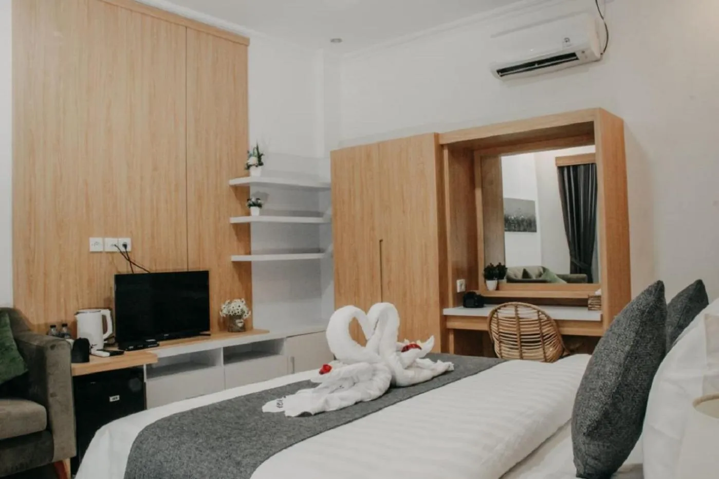 Communal lounge/ TV room, Bed in Sea Terras Suite and Luxury