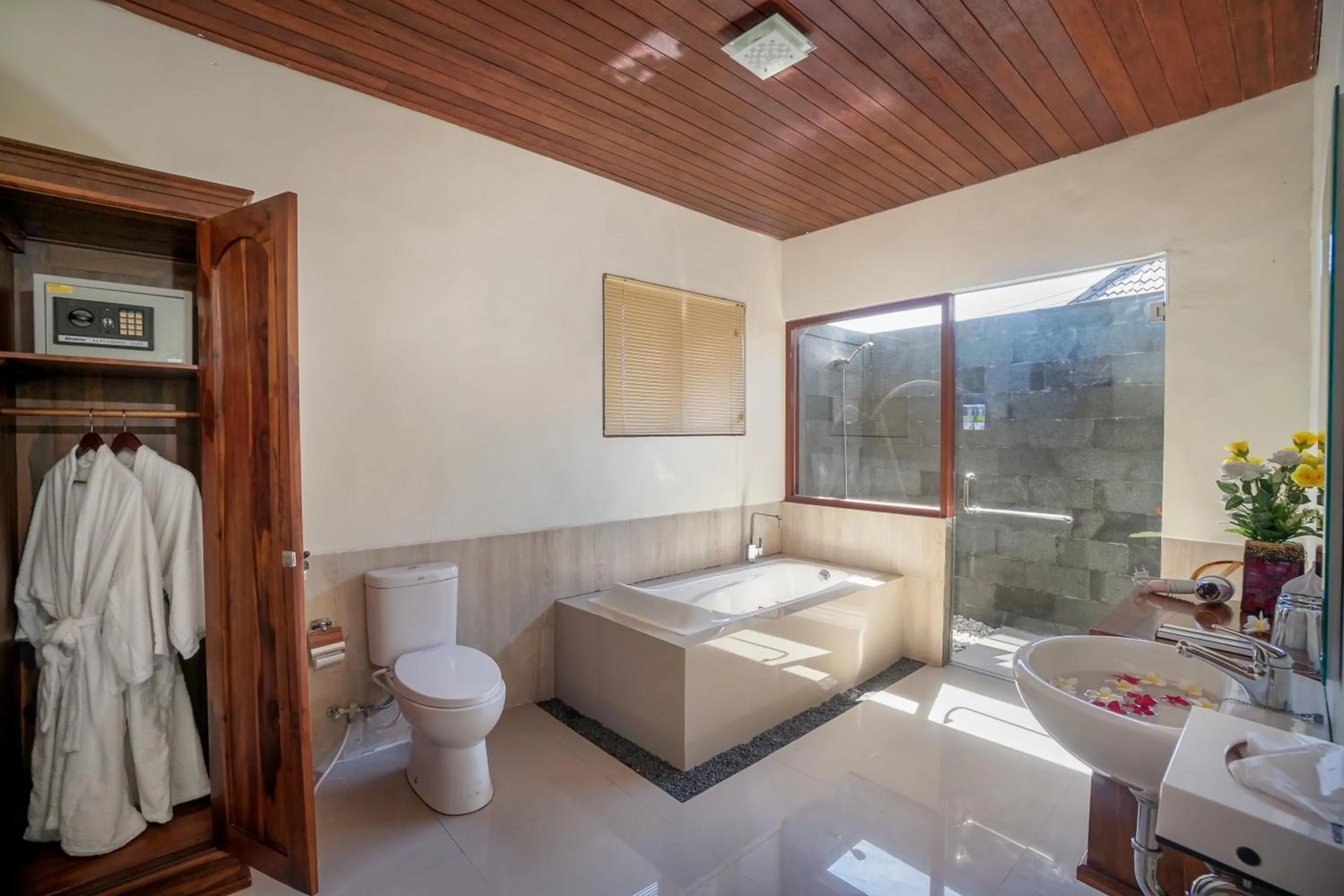 Bathroom in Sea Terras Suite and Luxury