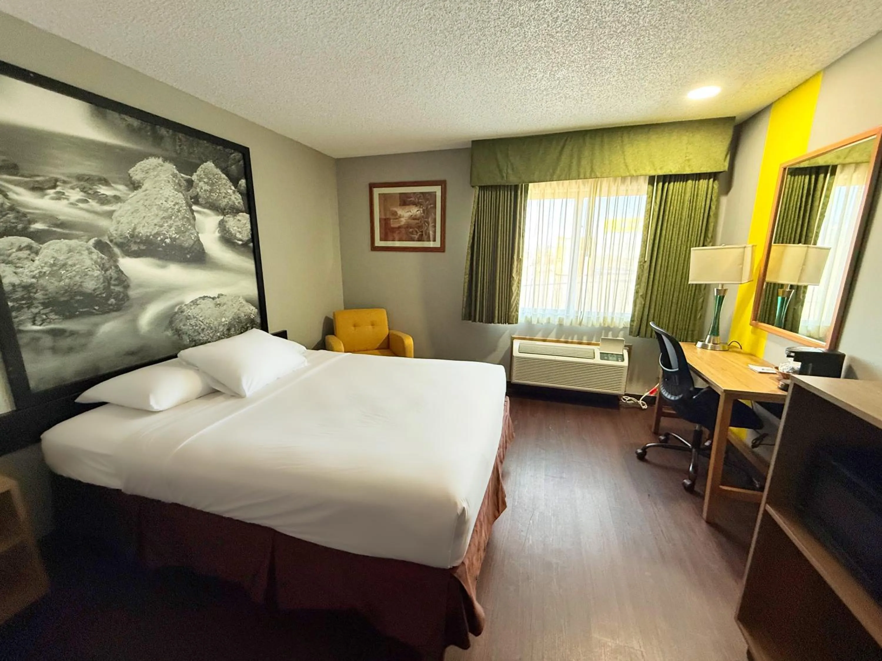 Bed in Super 8 by Wyndham Baker City