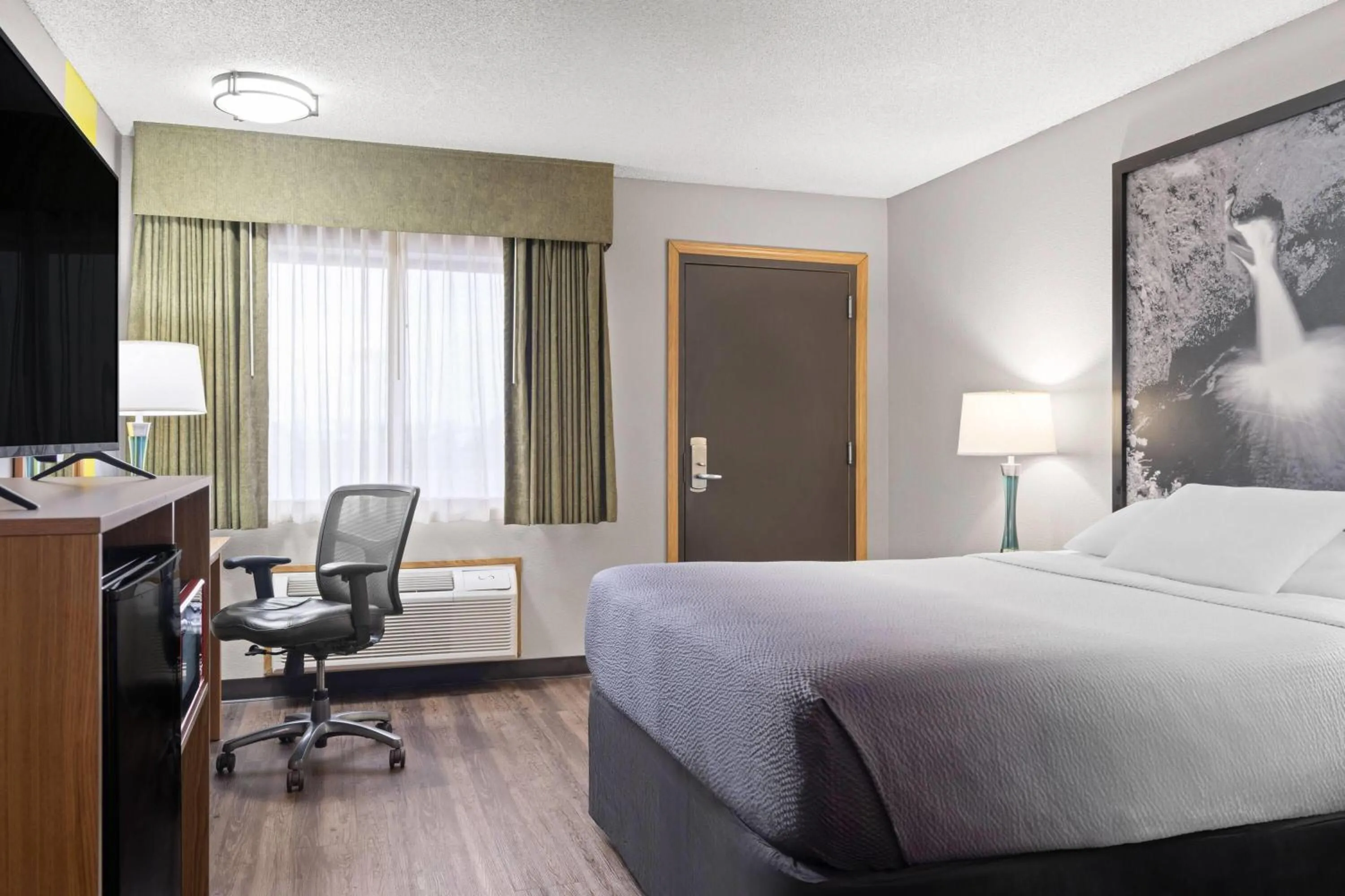 Photo of the whole room, Bed in Super 8 by Wyndham Baker City