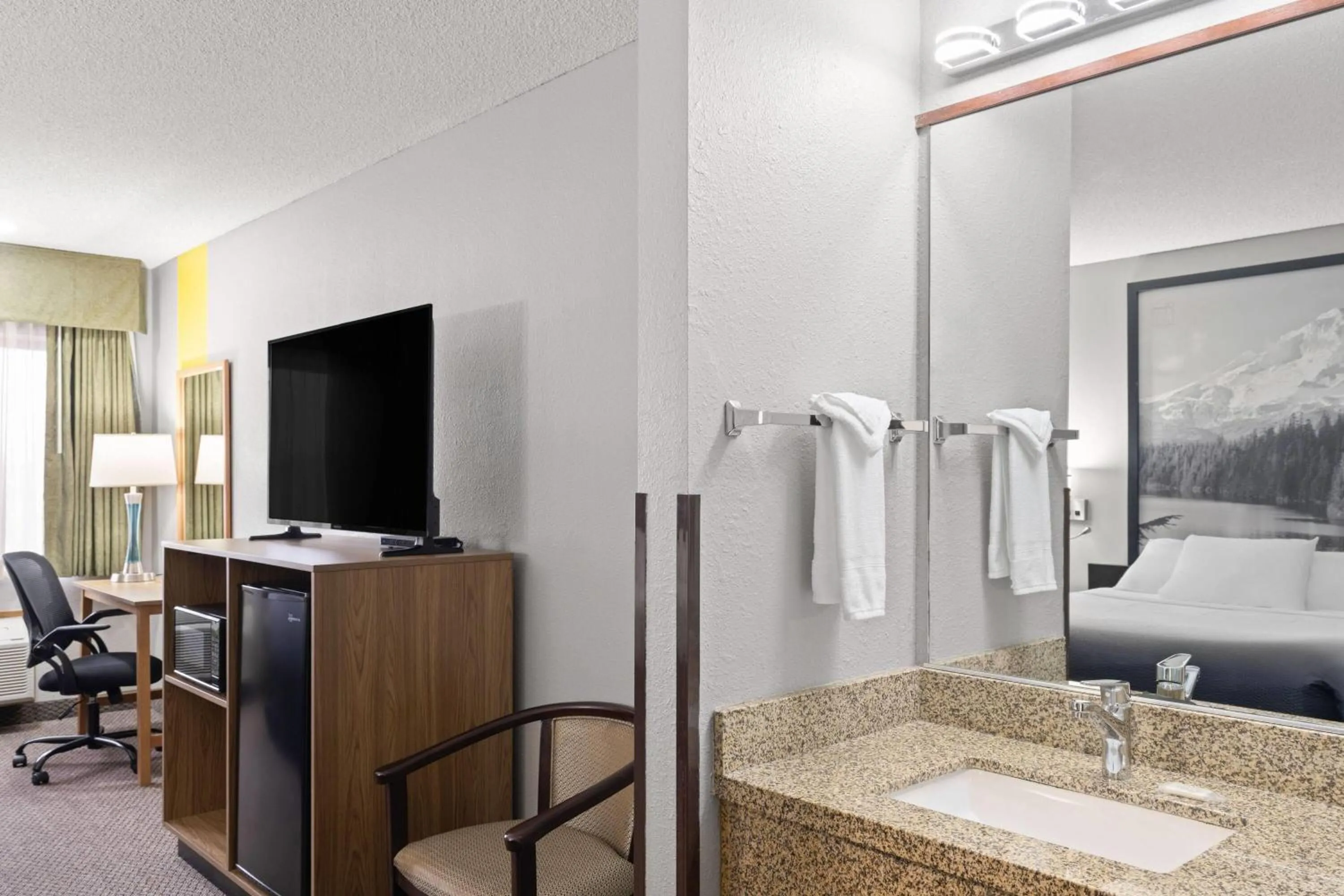 Photo of the whole room in Super 8 by Wyndham Baker City