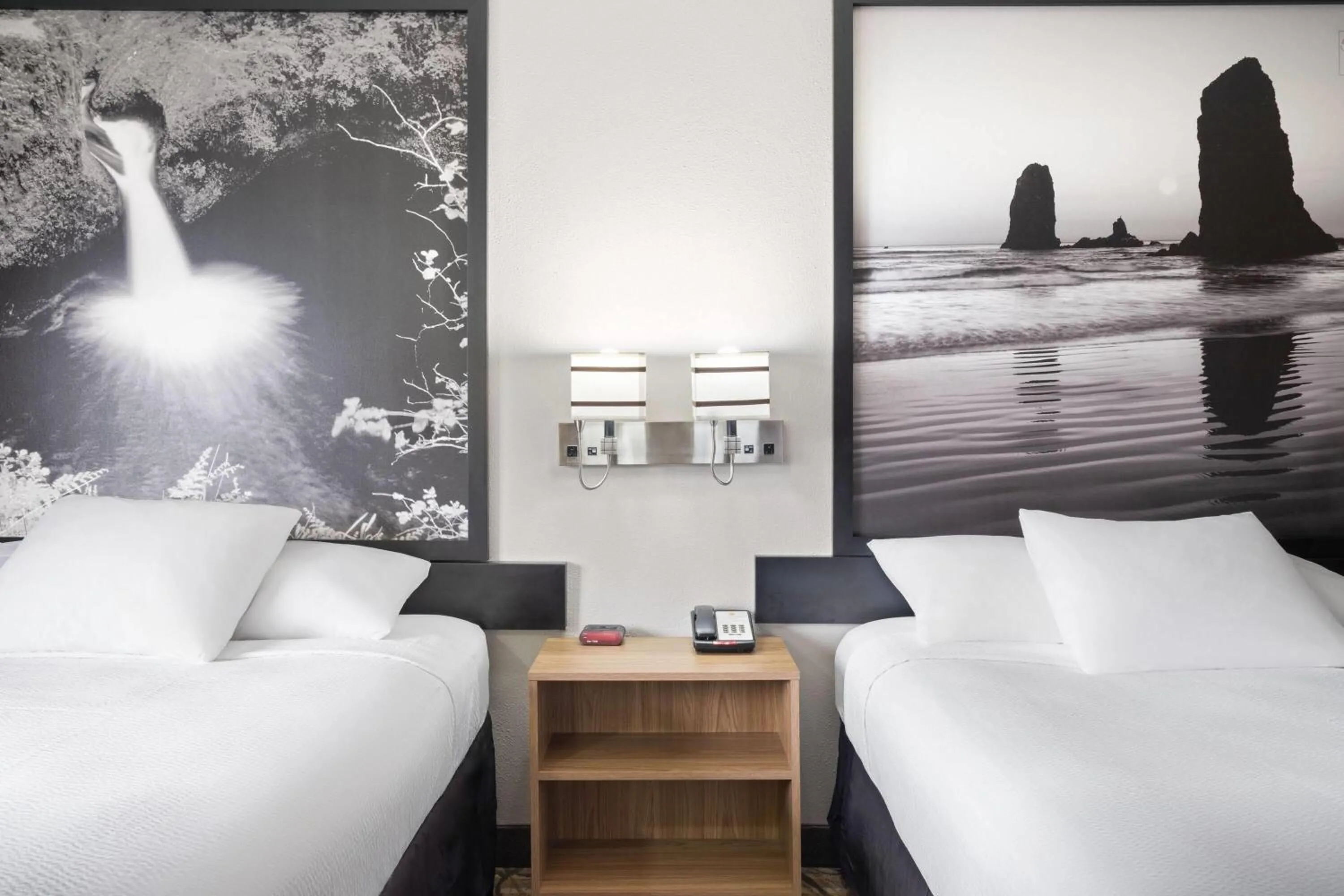 Photo of the whole room, Bed in Super 8 by Wyndham Baker City