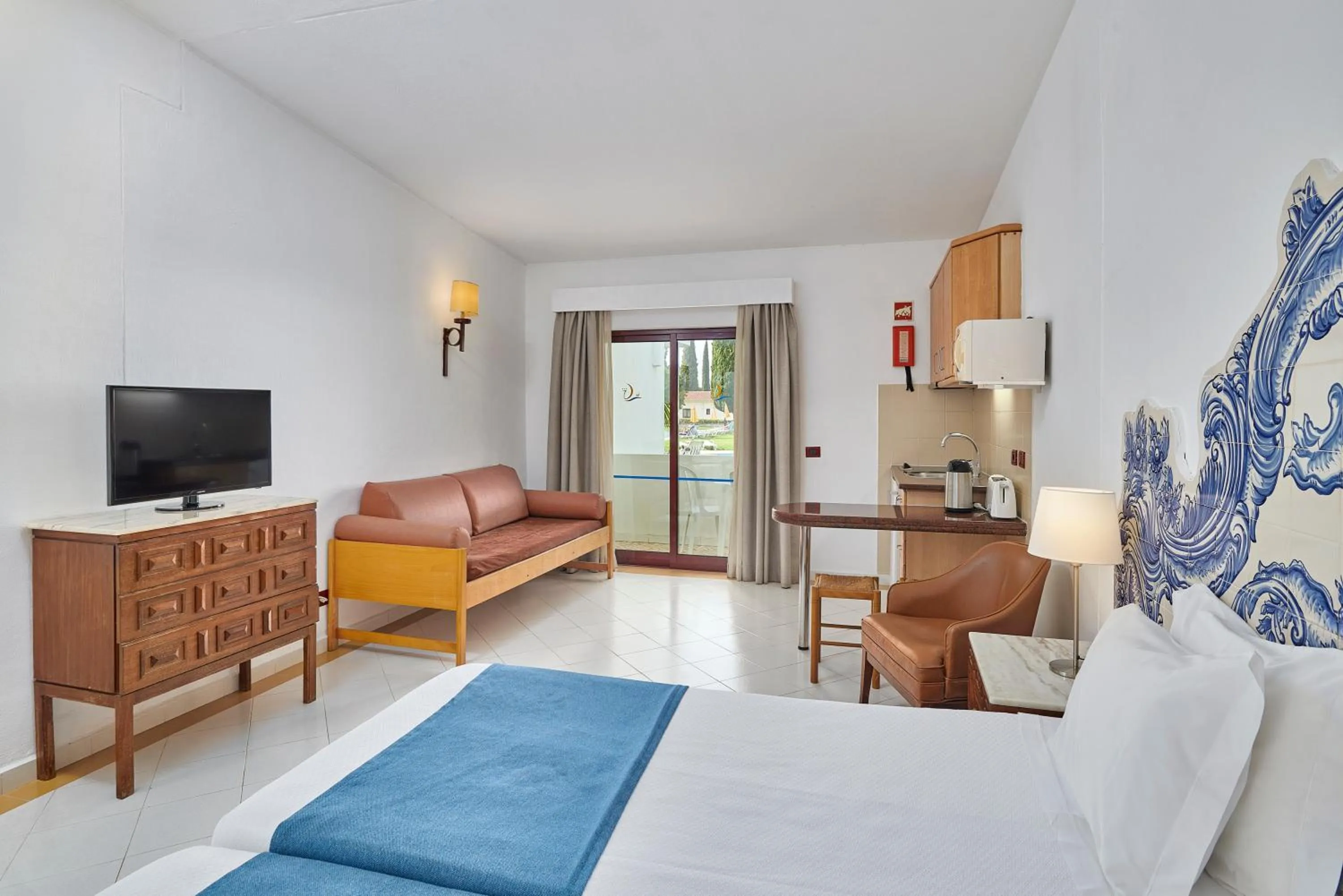 Living room, Bed in Hotel Apartamento Do Golfe