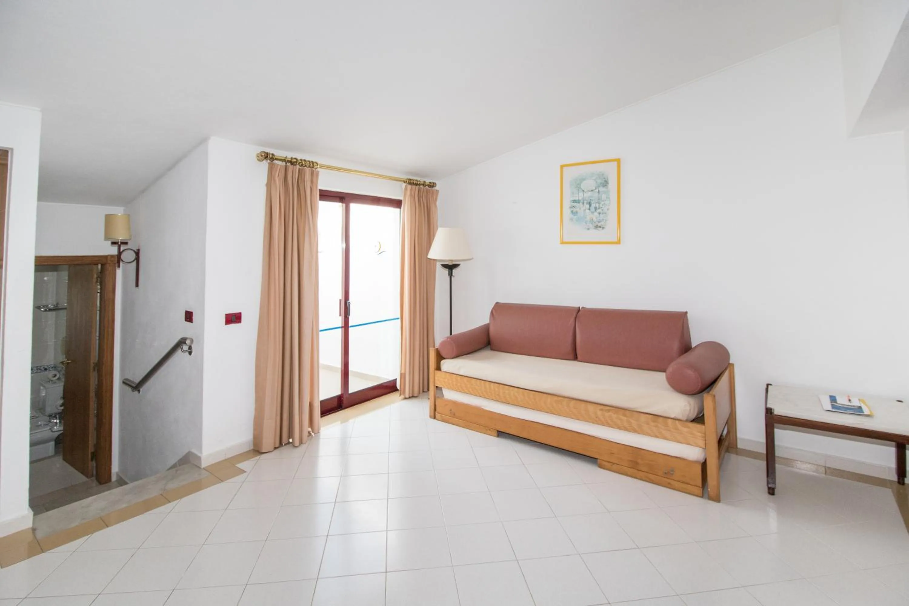 Living room, Bed in Hotel Apartamento Do Golfe