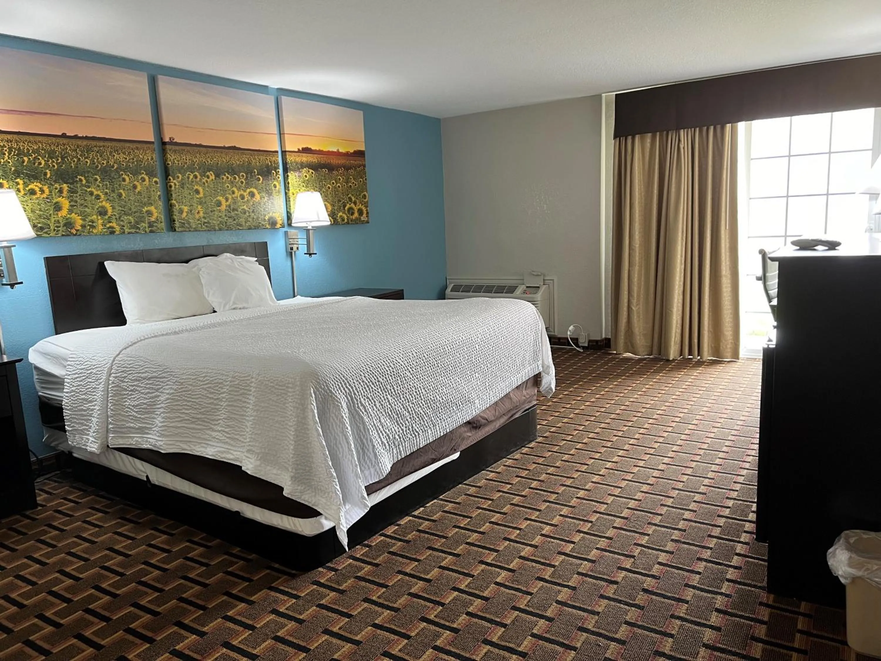 Bed in Days Inn by Wyndham Joplin