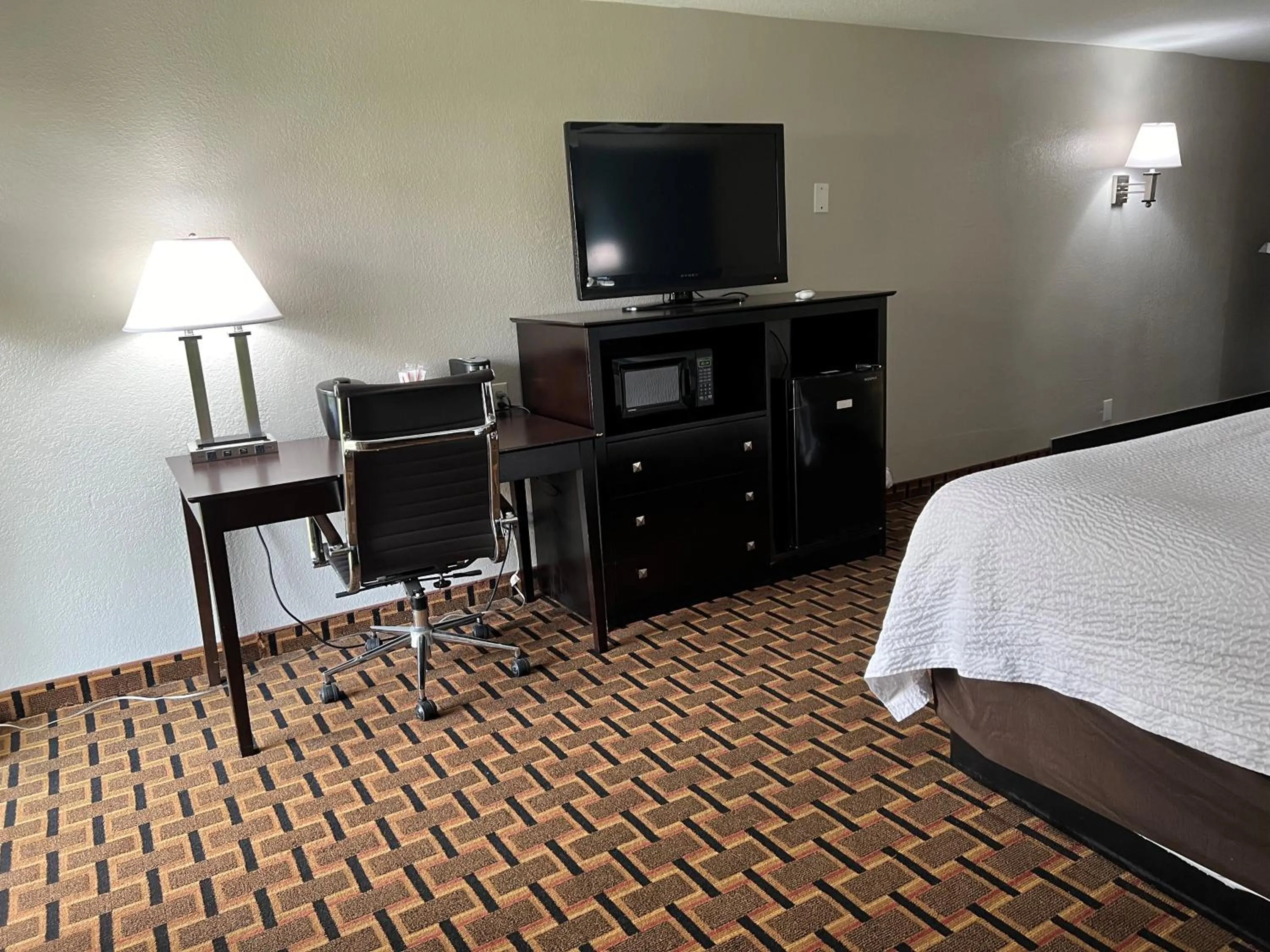 Bed in Days Inn by Wyndham Joplin