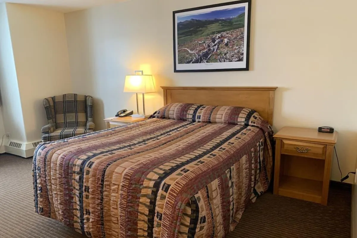 Bed in Woodlands Inn & Suites