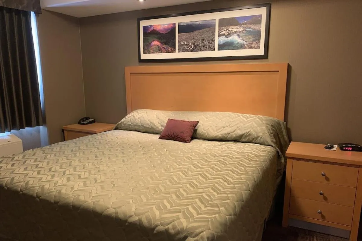 Bed in Woodlands Inn & Suites