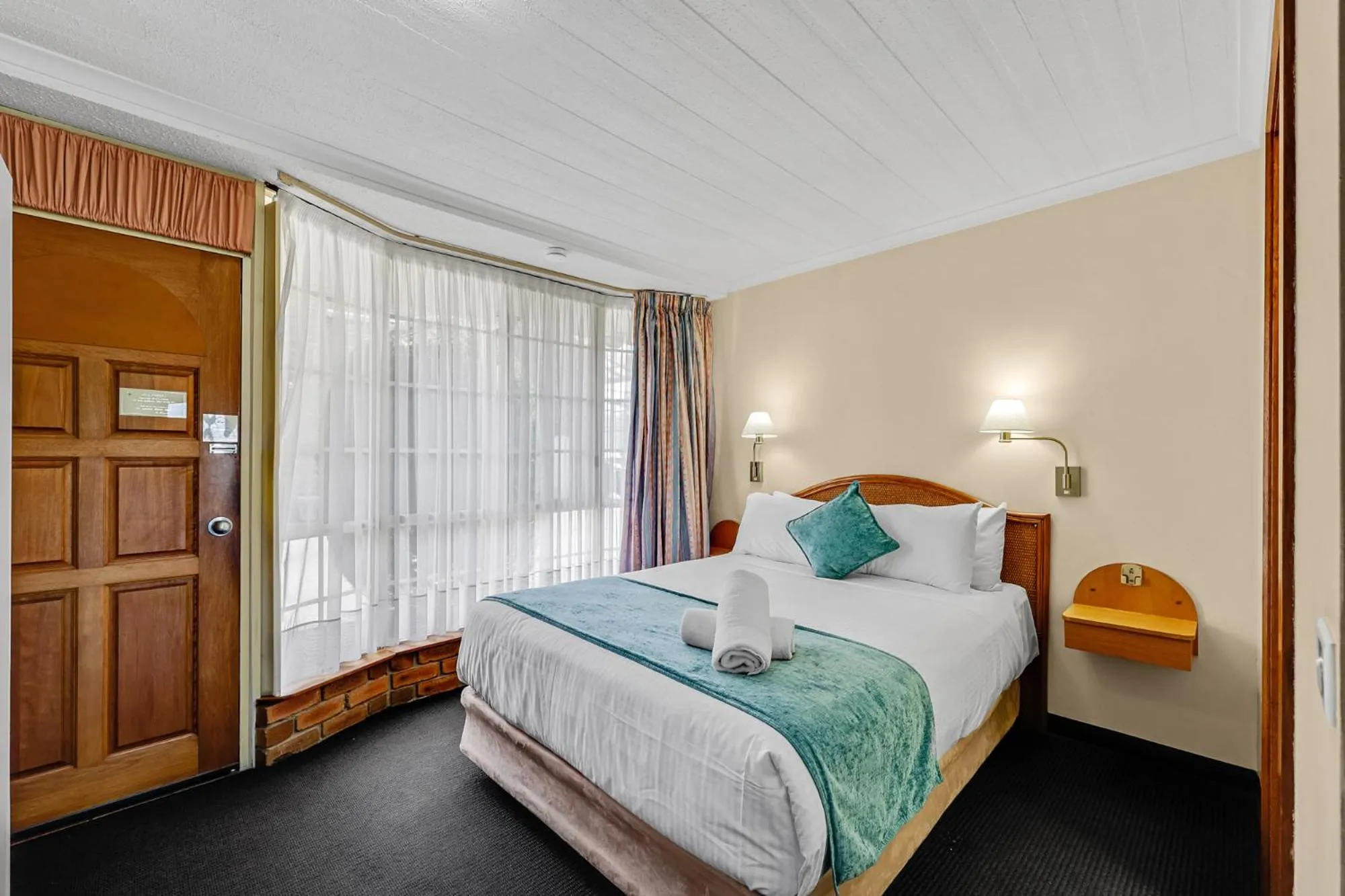 Bedroom, Bed in Sapphire Waters Motor Inn