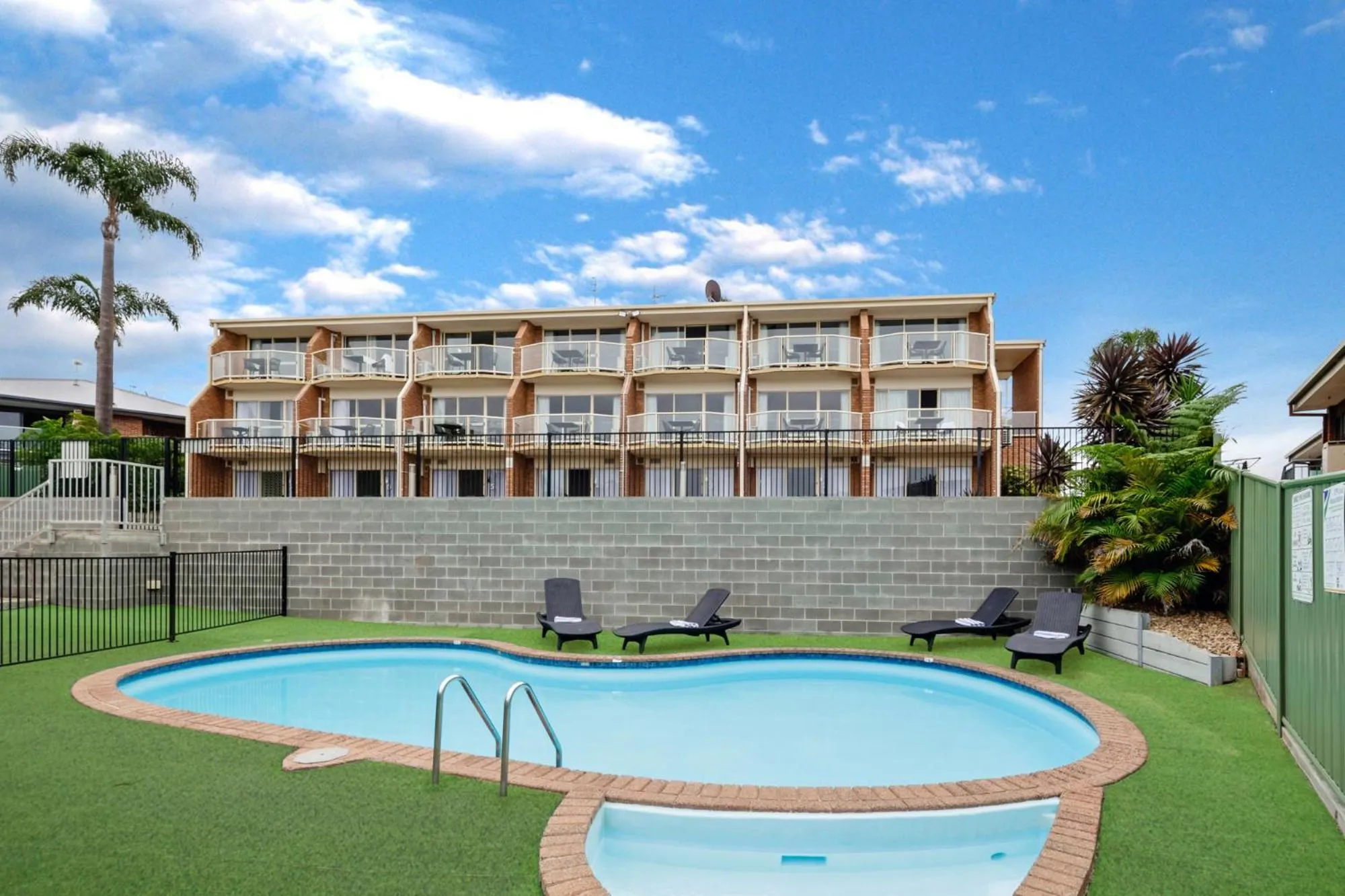 Swimming pool in Sapphire Waters Motor Inn