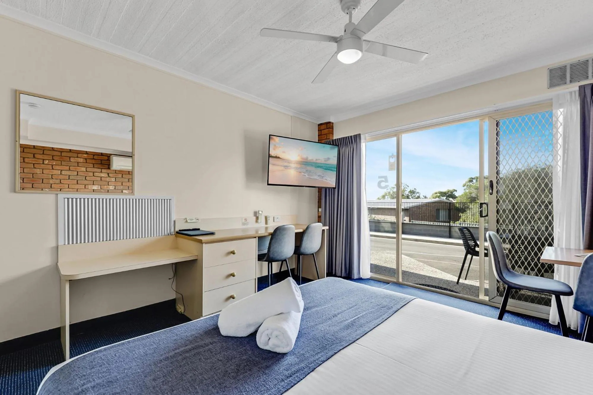 Bedroom, Bed in Sapphire Waters Motor Inn