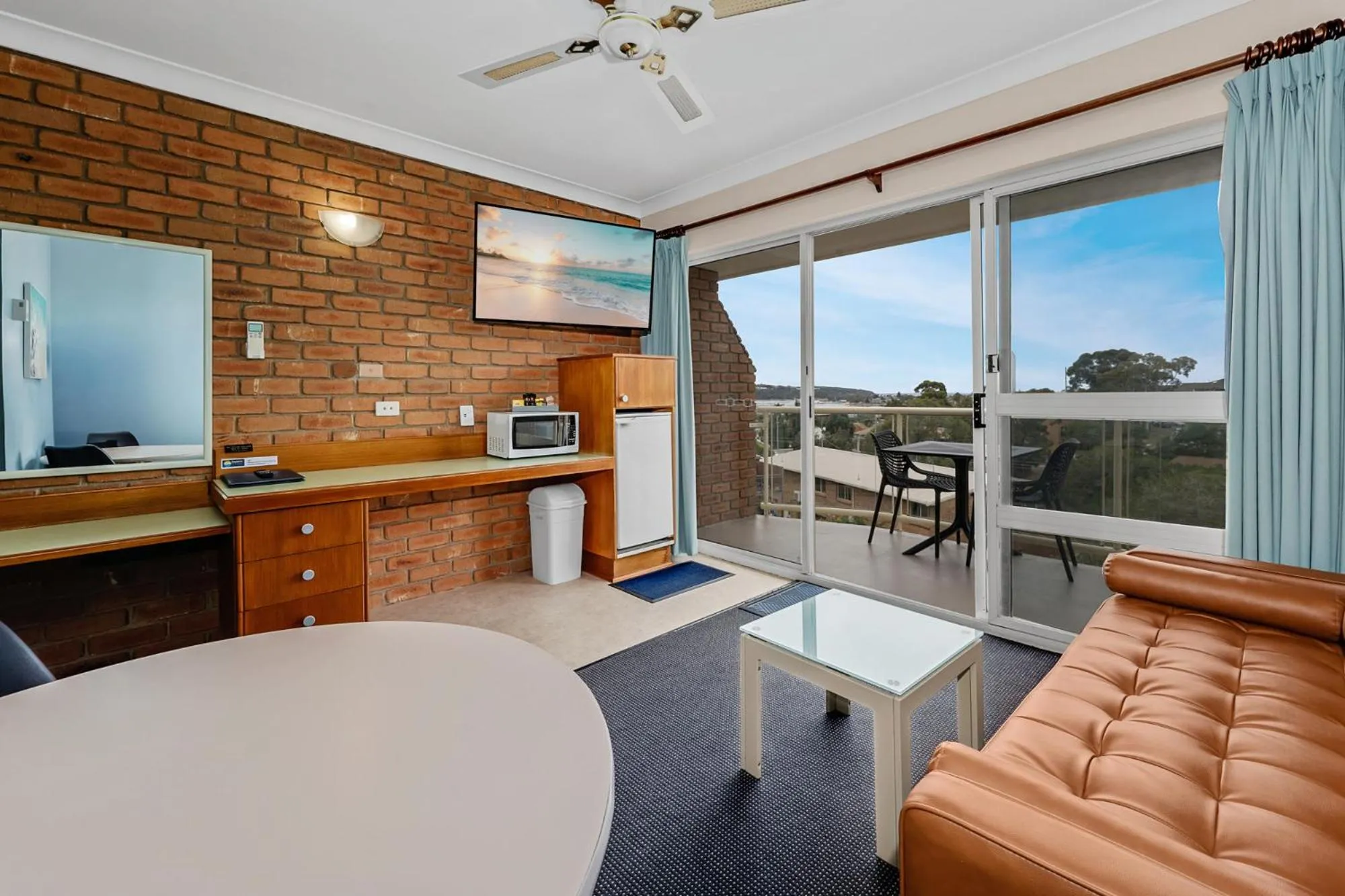 Living room in Sapphire Waters Motor Inn