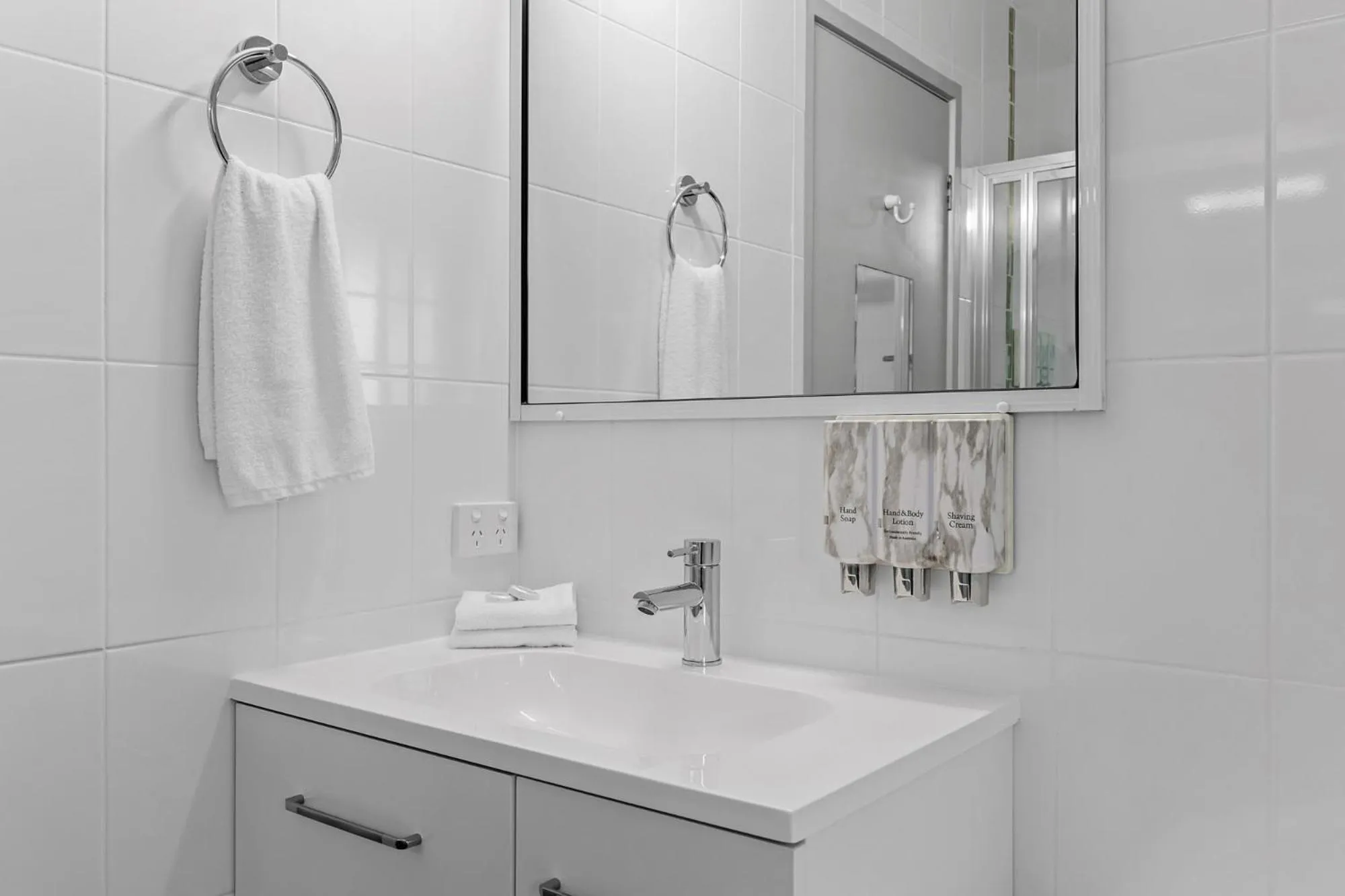 Bathroom in Sapphire Waters Motor Inn