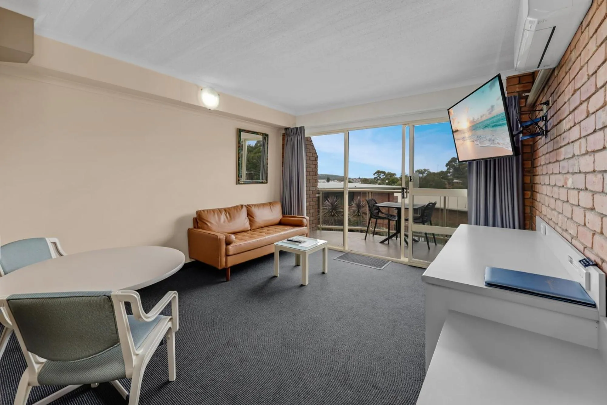 Living room in Sapphire Waters Motor Inn