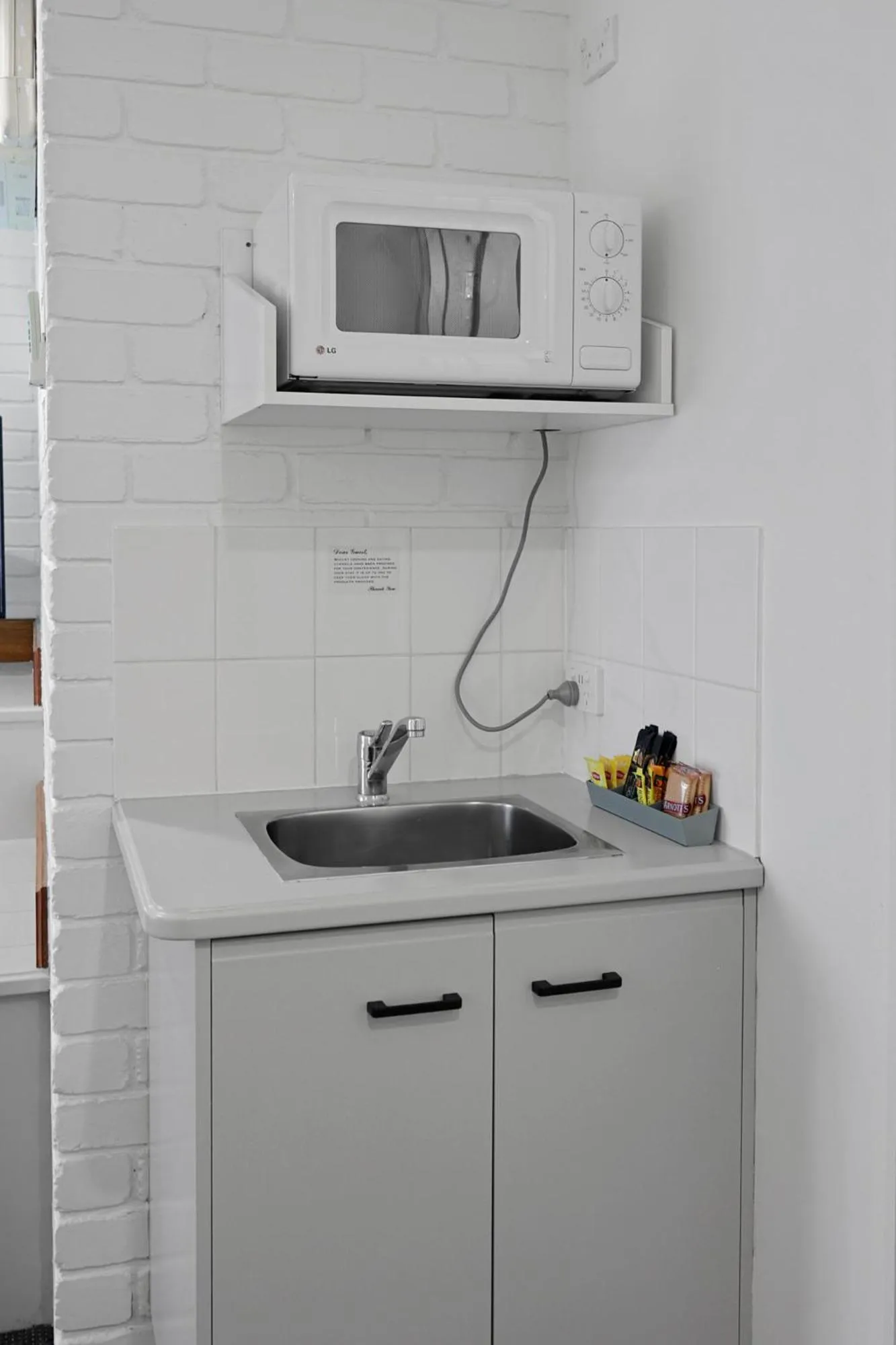 Kitchen or kitchenette in Sapphire Waters Motor Inn