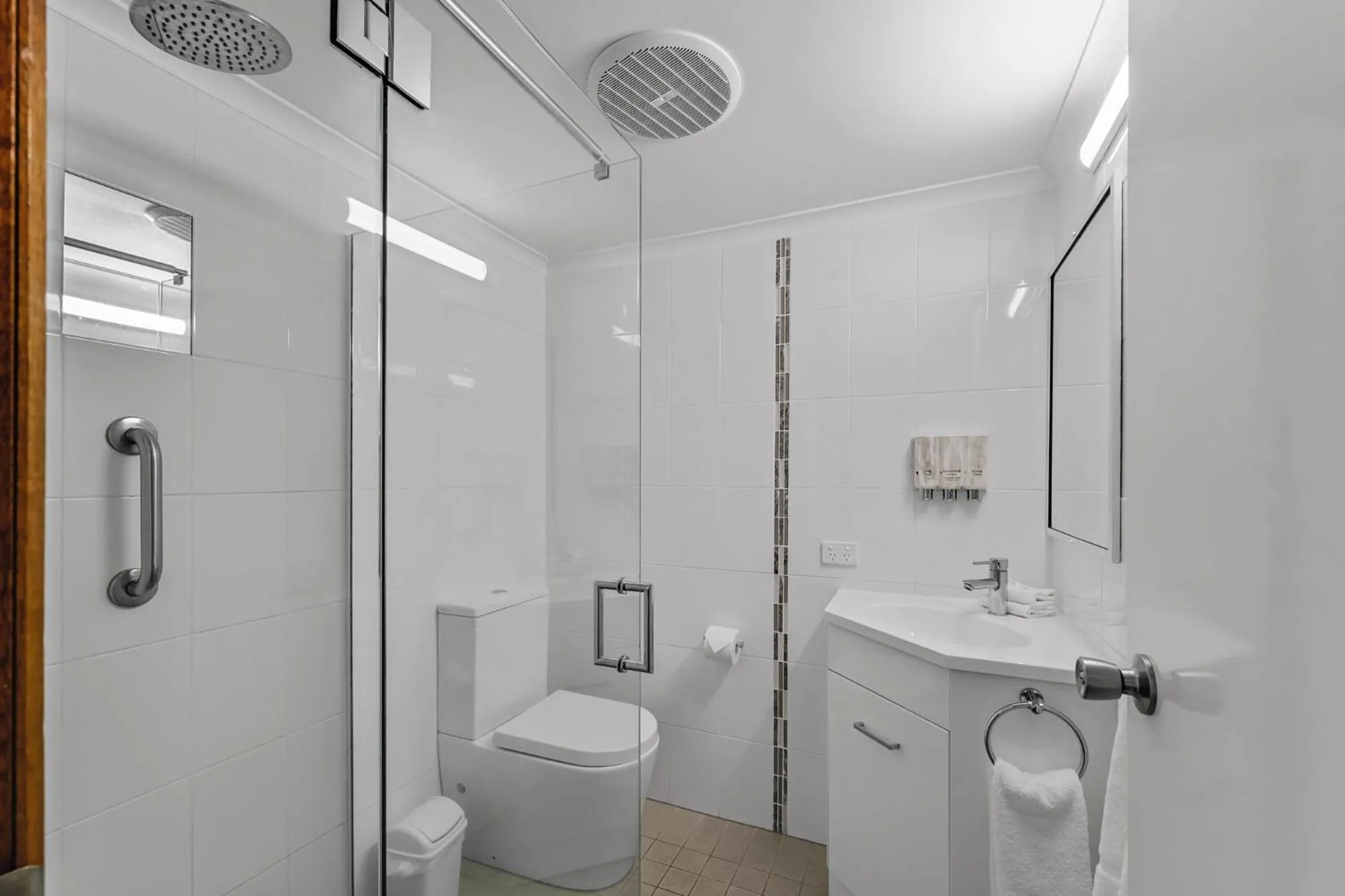 Bathroom in Sapphire Waters Motor Inn