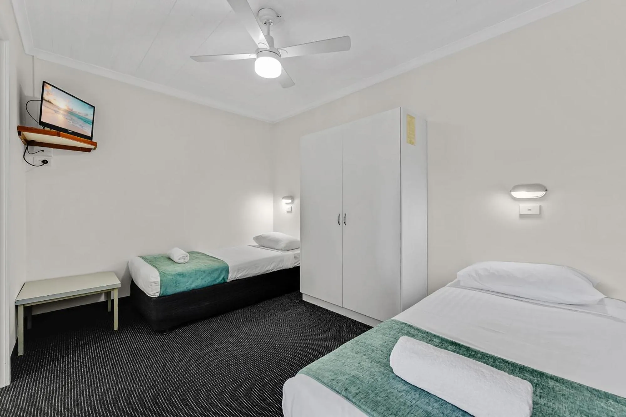 Bedroom, Bed in Sapphire Waters Motor Inn