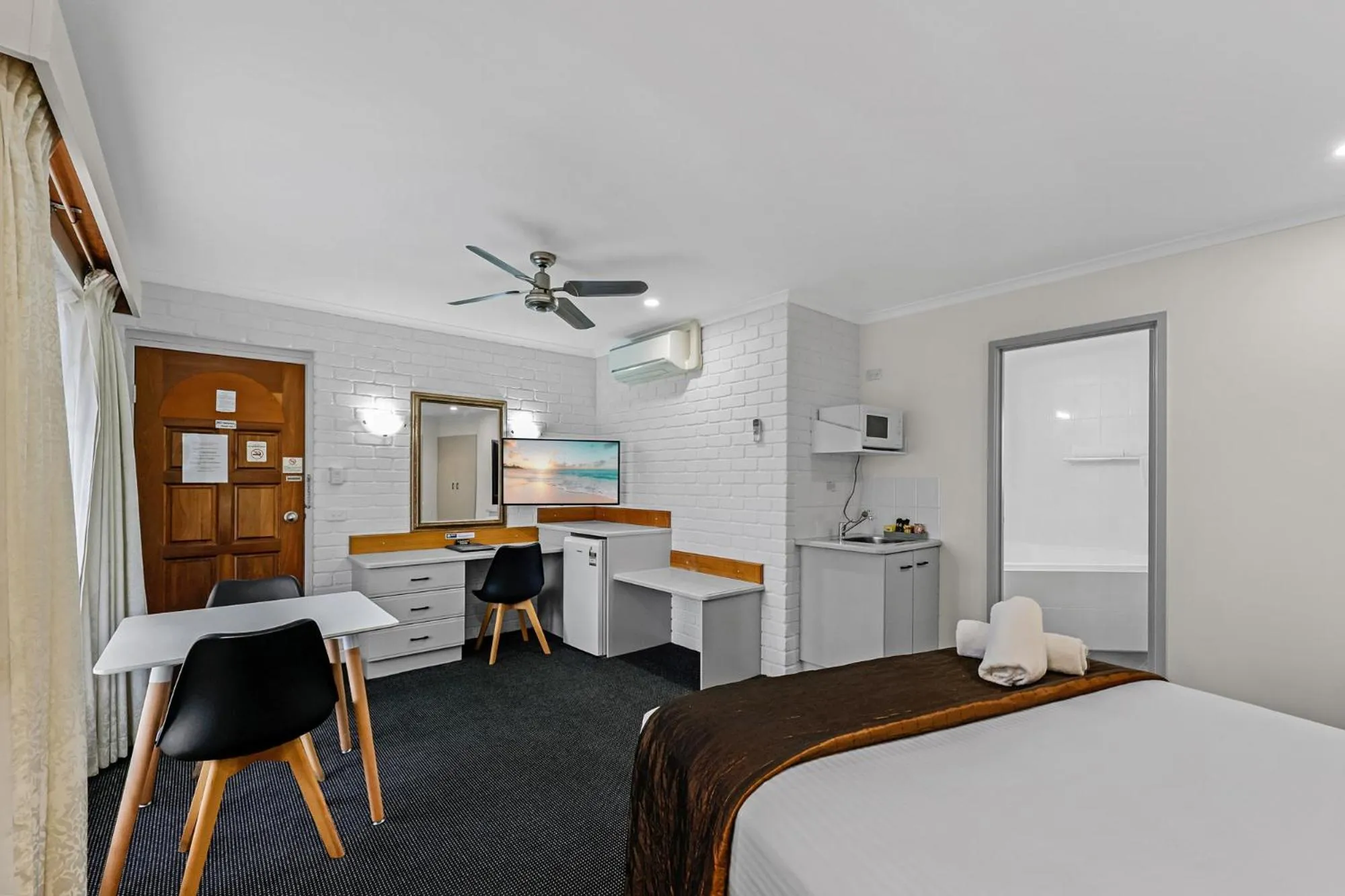 Photo of the whole room, Bed in Sapphire Waters Motor Inn