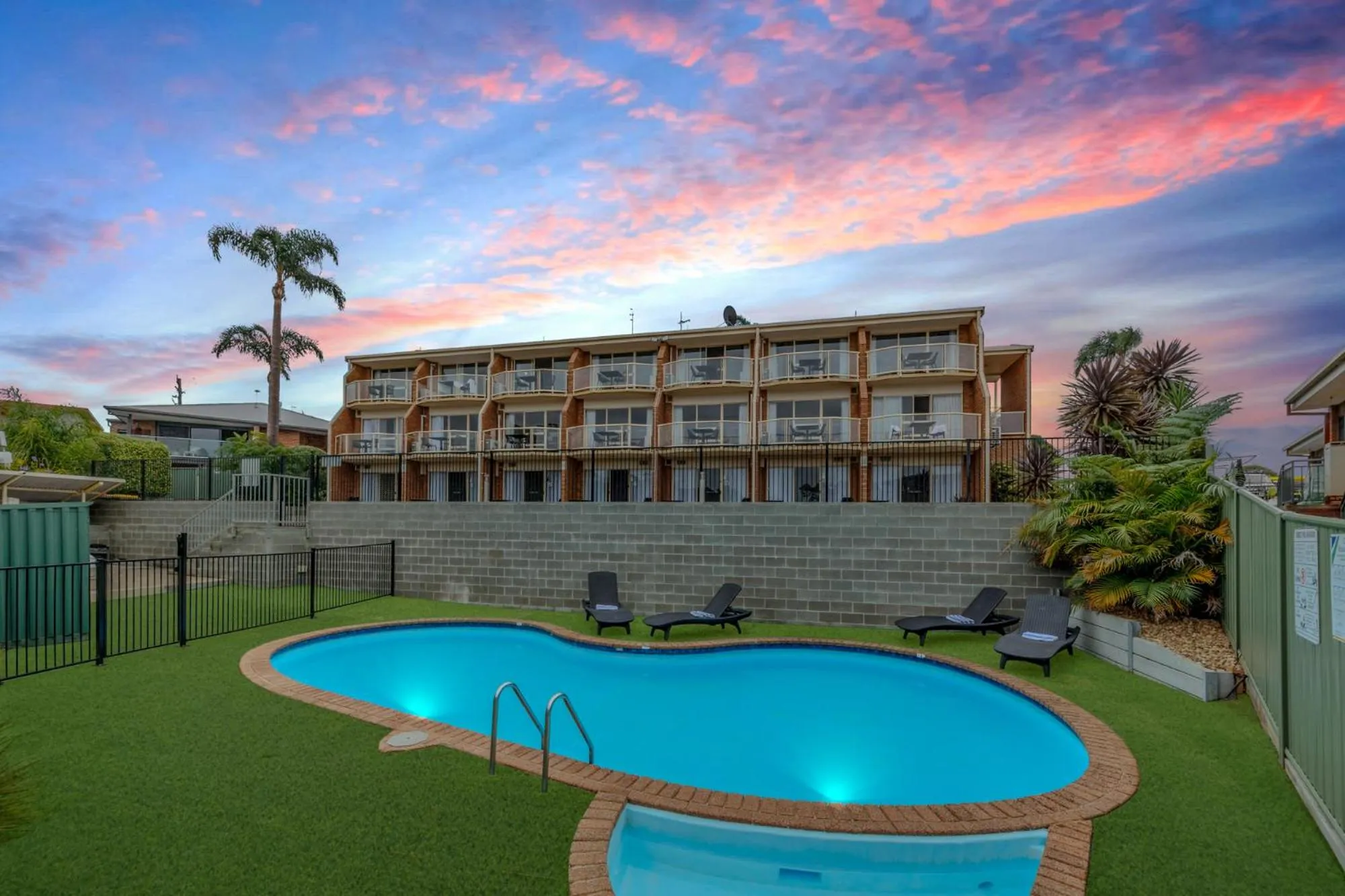 Swimming pool in Sapphire Waters Motor Inn