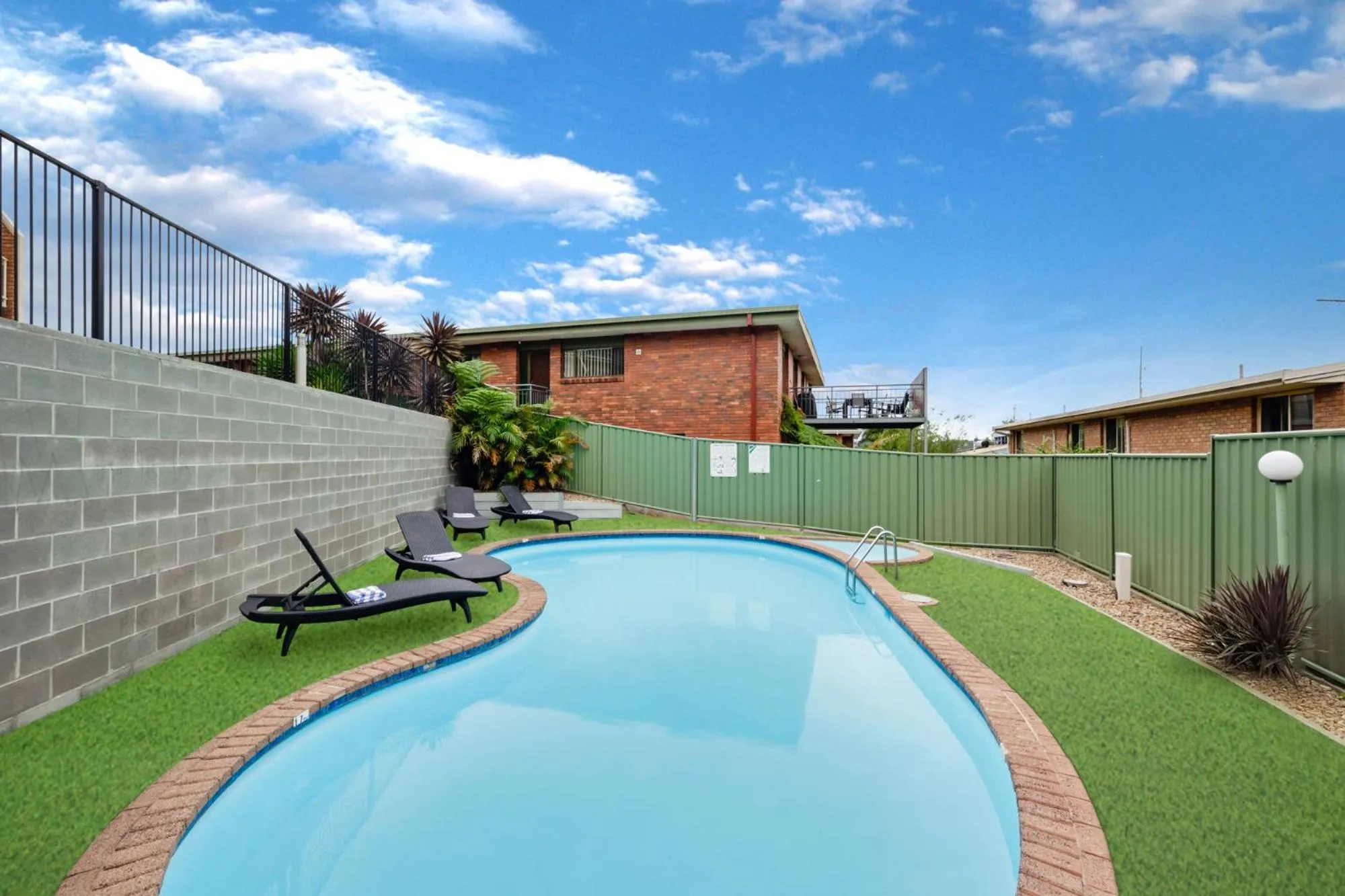 Swimming pool in Sapphire Waters Motor Inn