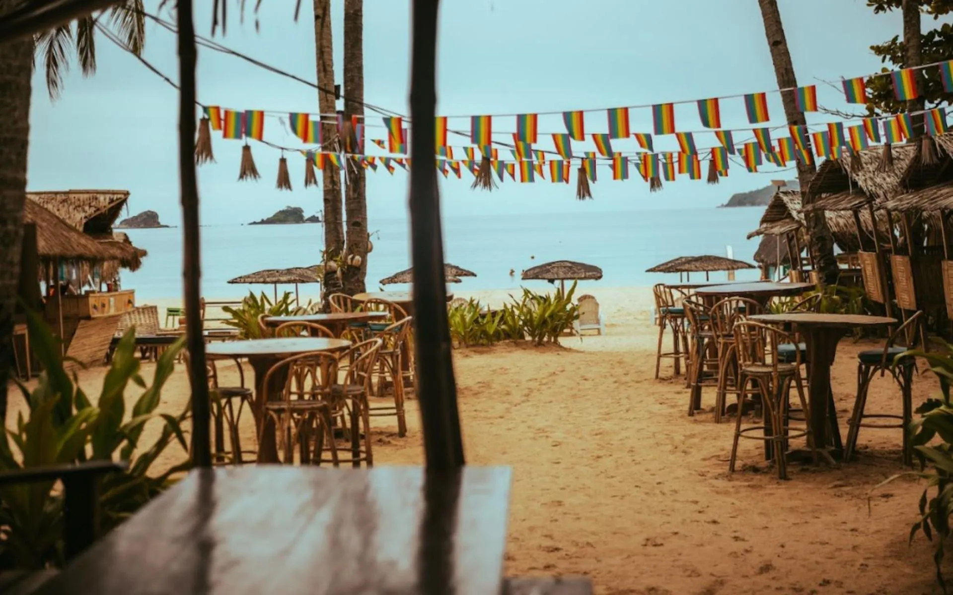 Restaurant/places to eat in Mad Monkey Hostel Nacpan Beach