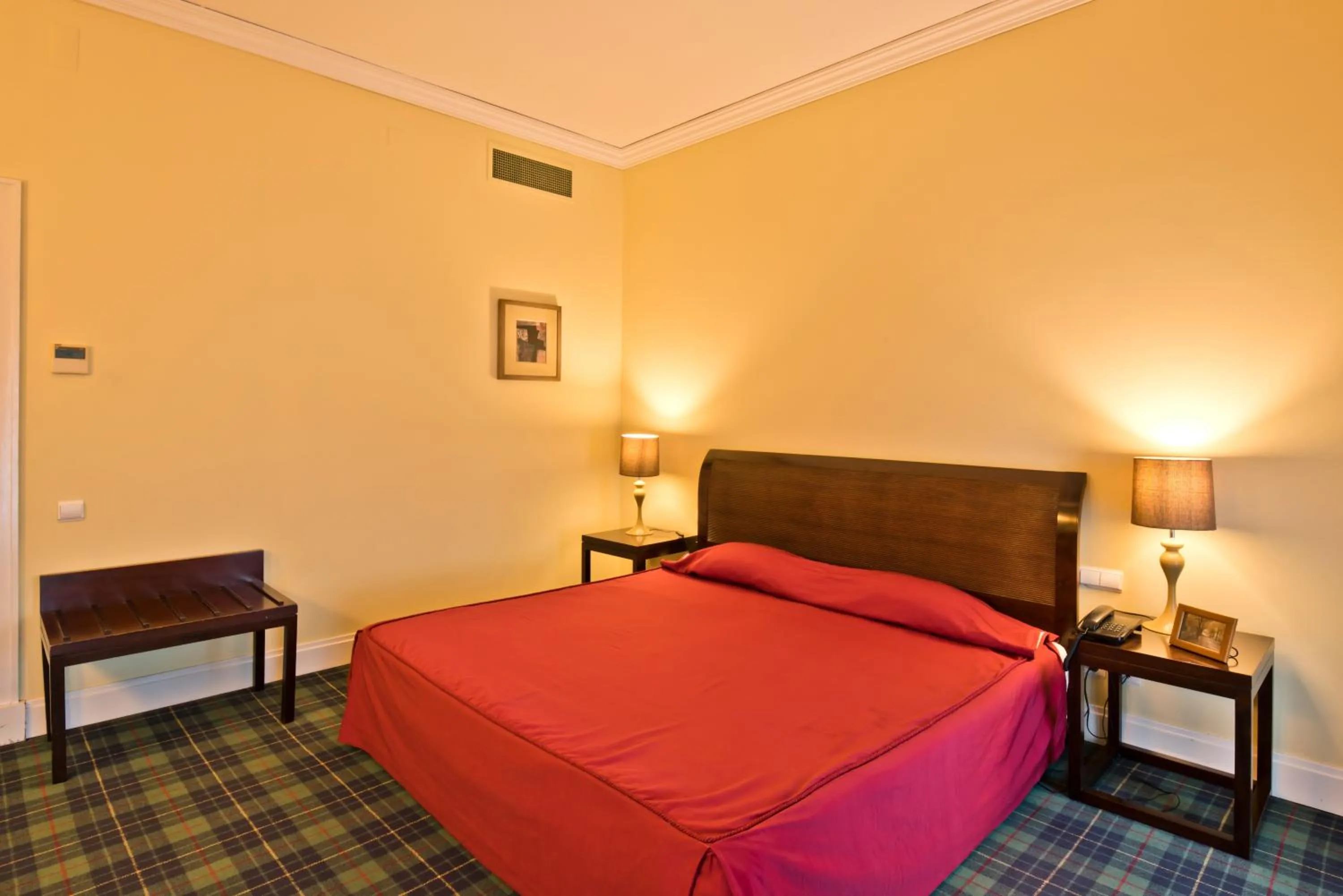 Photo of the whole room, Bed in Golden Tulip Caramulo