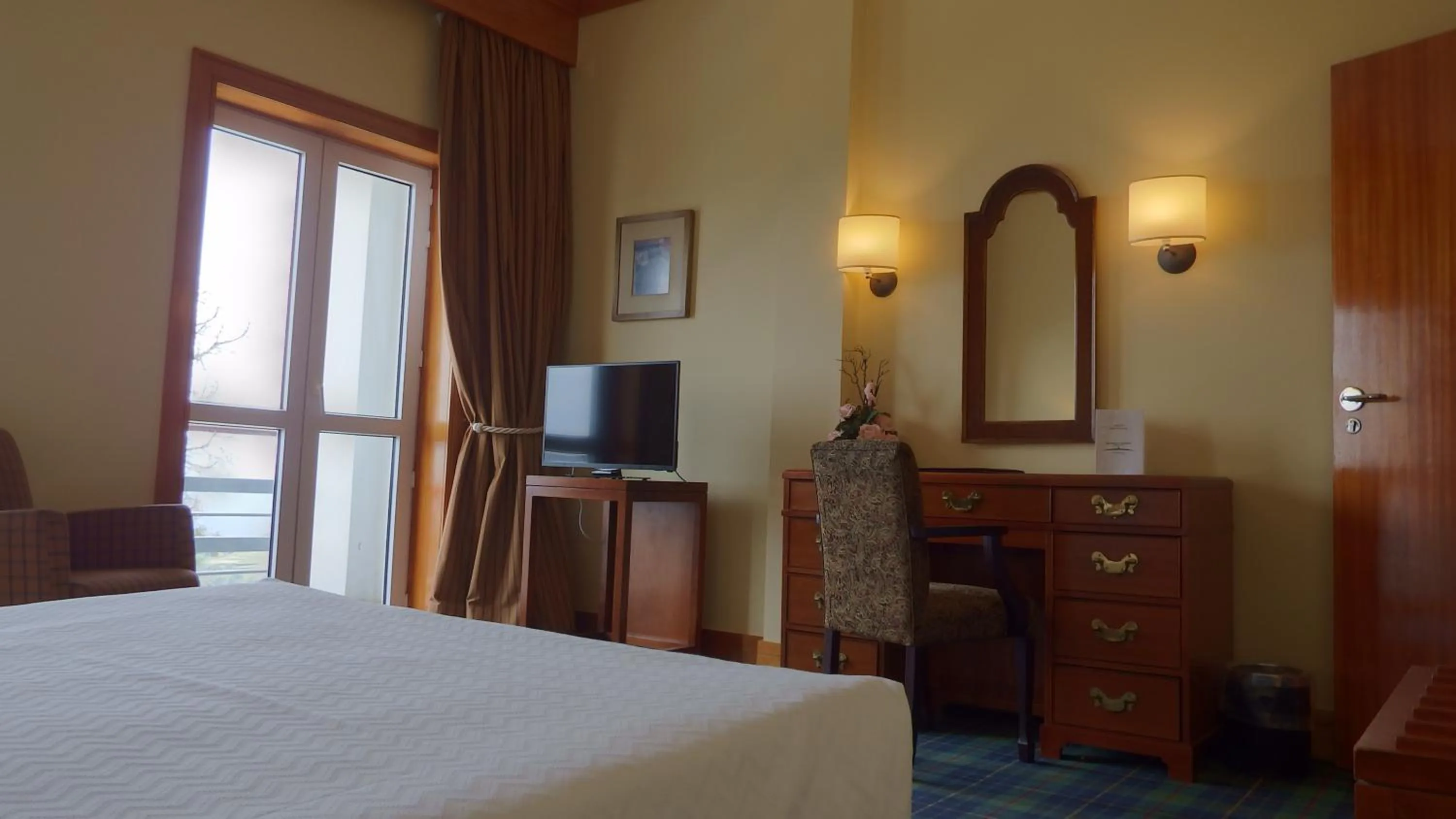 Bedroom, Bed in Golden Tulip Caramulo