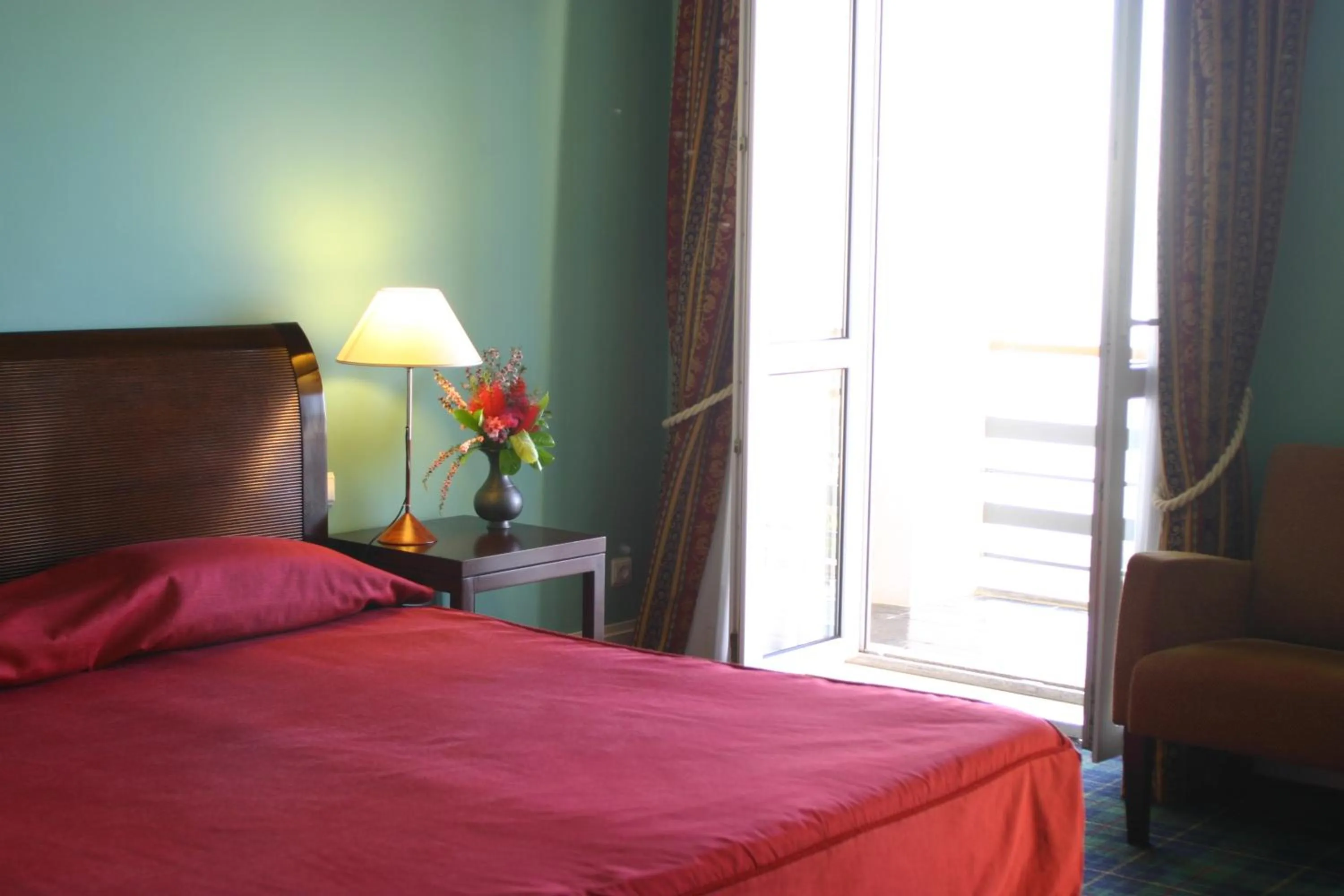 Photo of the whole room, Bed in Golden Tulip Caramulo