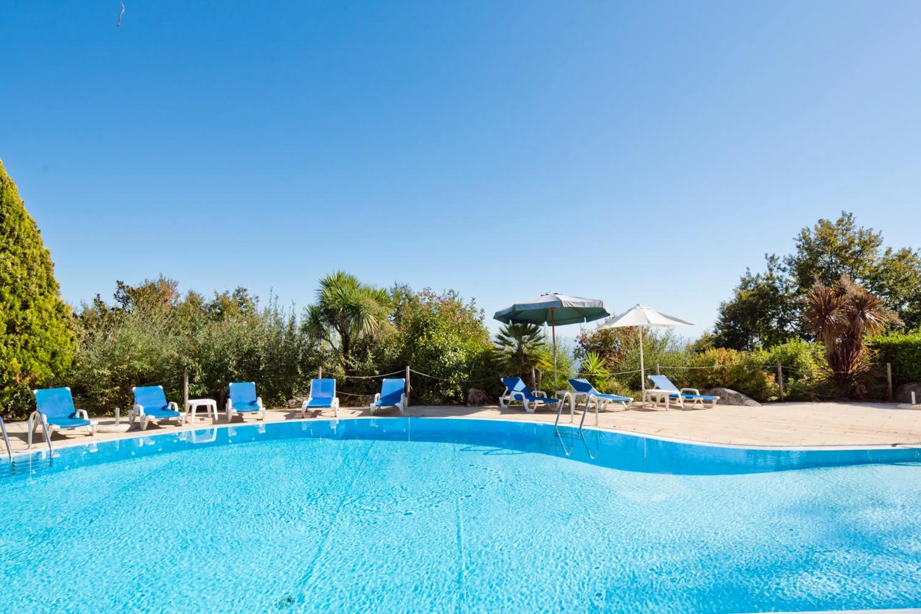 Swimming pool in Golden Tulip Caramulo
