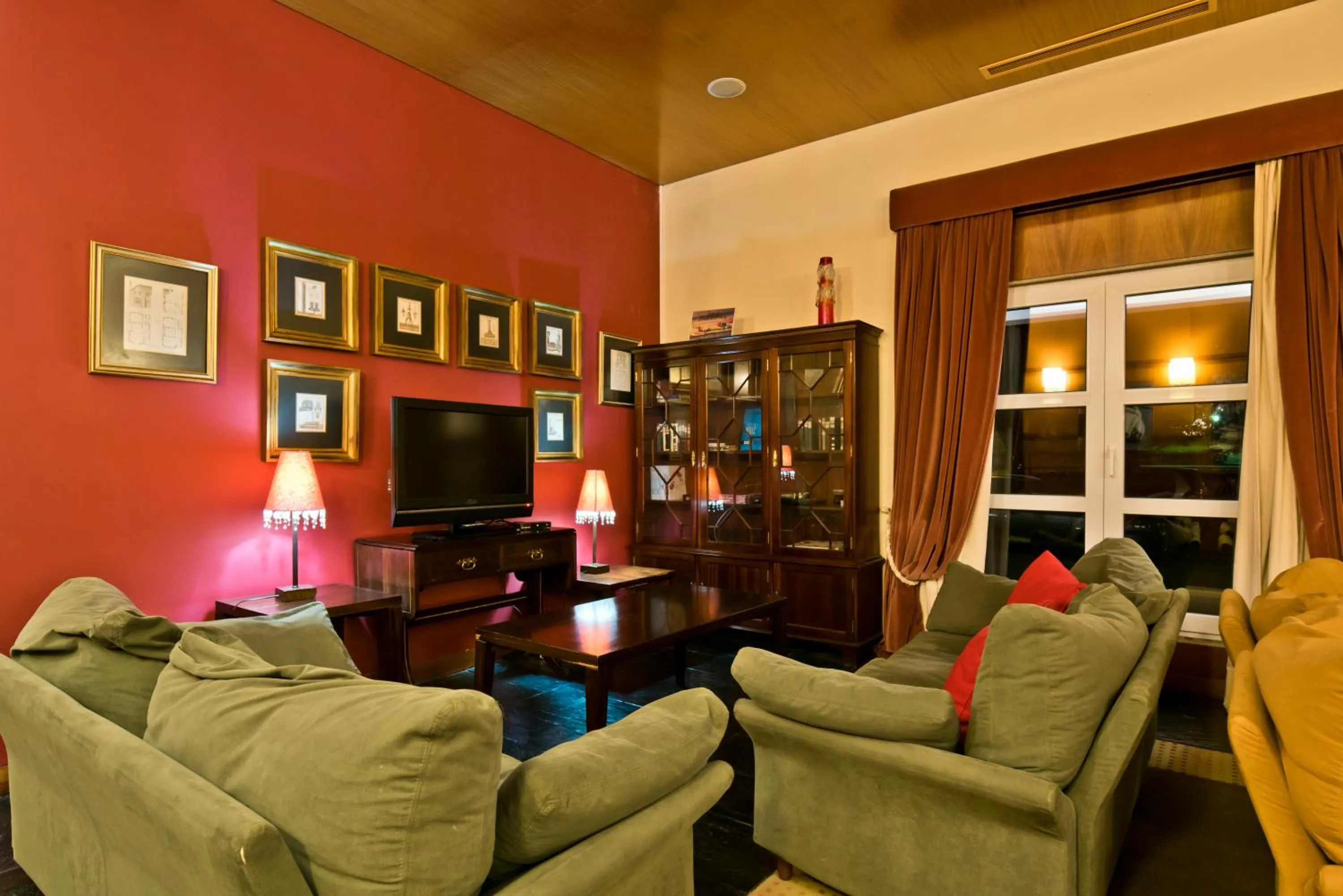 Communal lounge/ TV room in Golden Tulip Caramulo