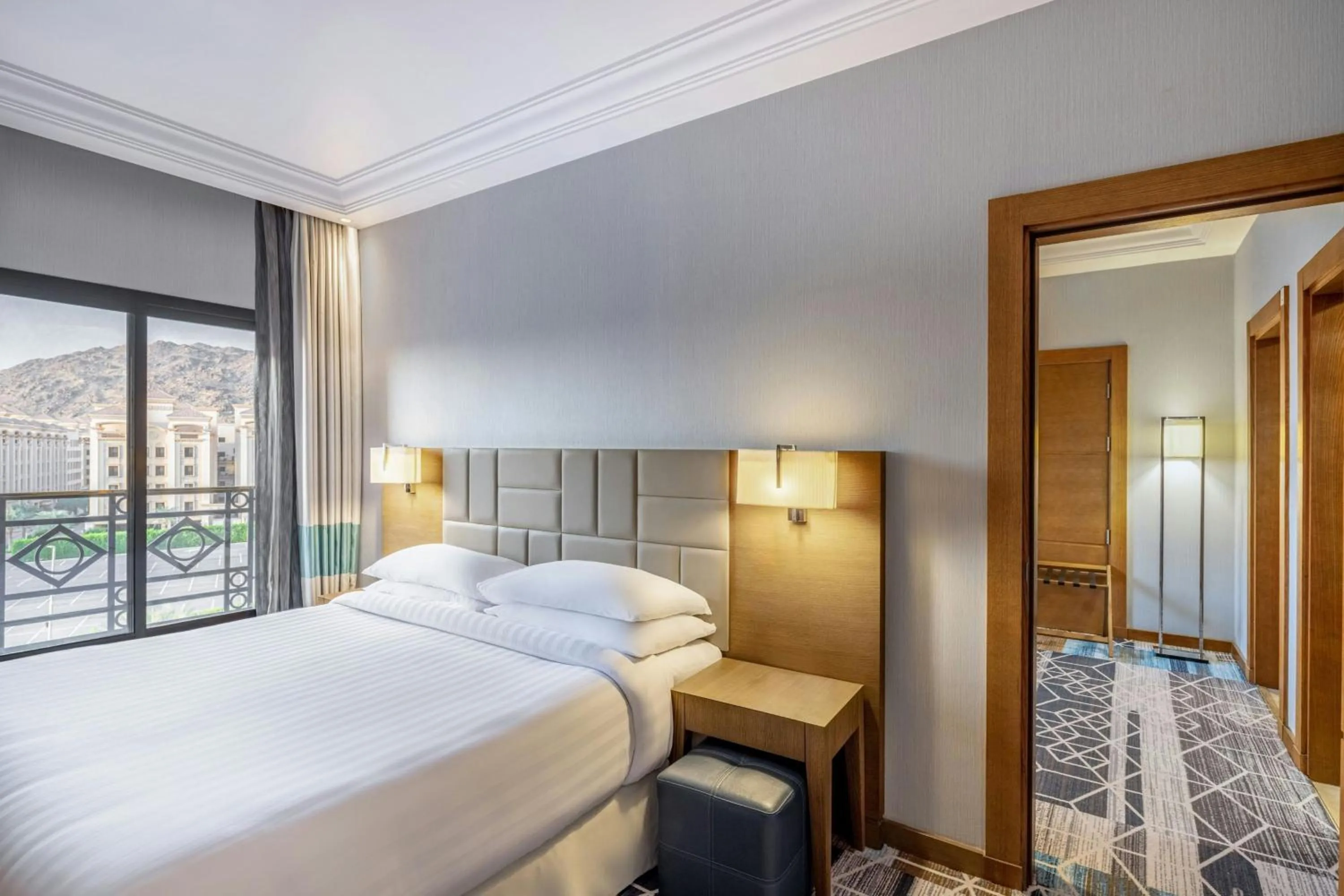 Photo of the whole room, Bed in Four Points by Sheraton Makkah Al Naseem